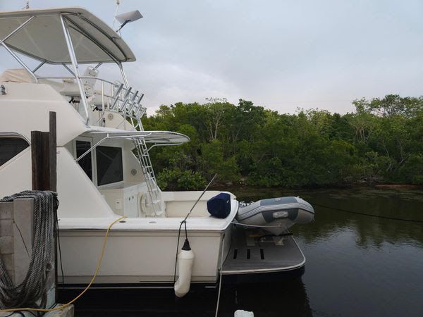 1995 Hatteras 39 Convertible - 4