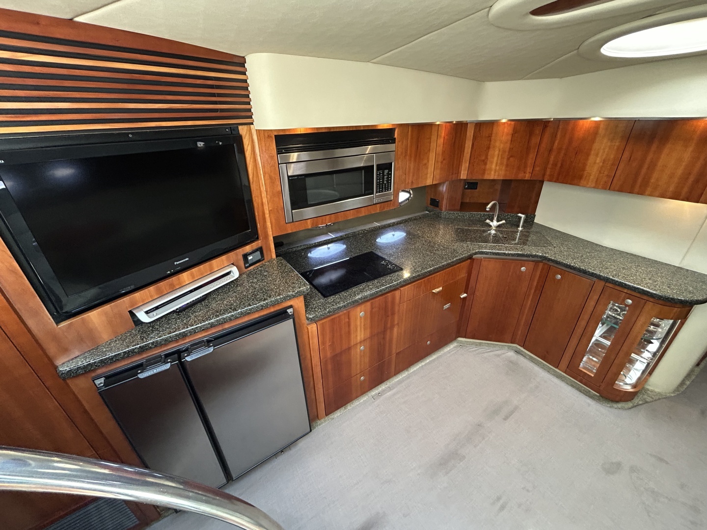2006 Cruisers Yachts 520 Express - Image 17