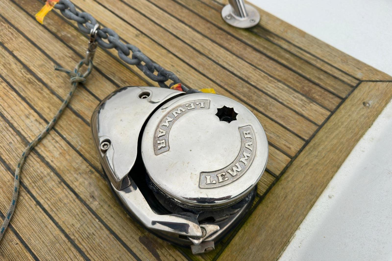 Lewmar winch on Targa 27.1 GT 2012 boat deck with chain and rope.