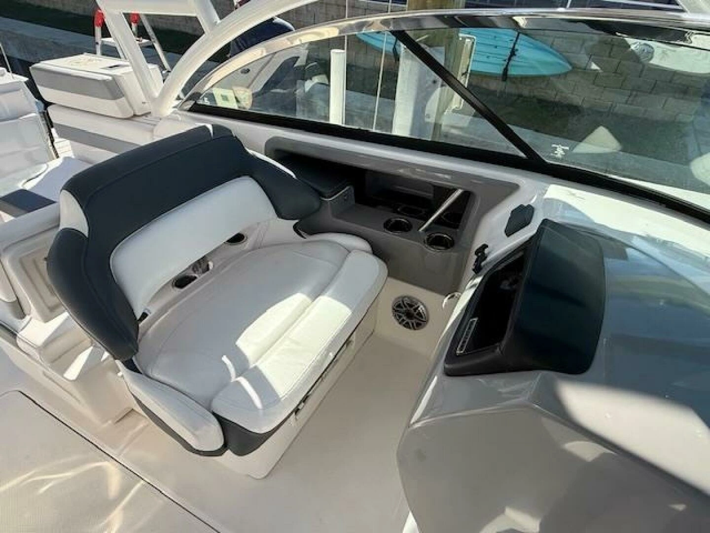 2021 Robalo R317 - Image 5