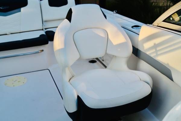 2022 Robalo R207 Dual Console - 11