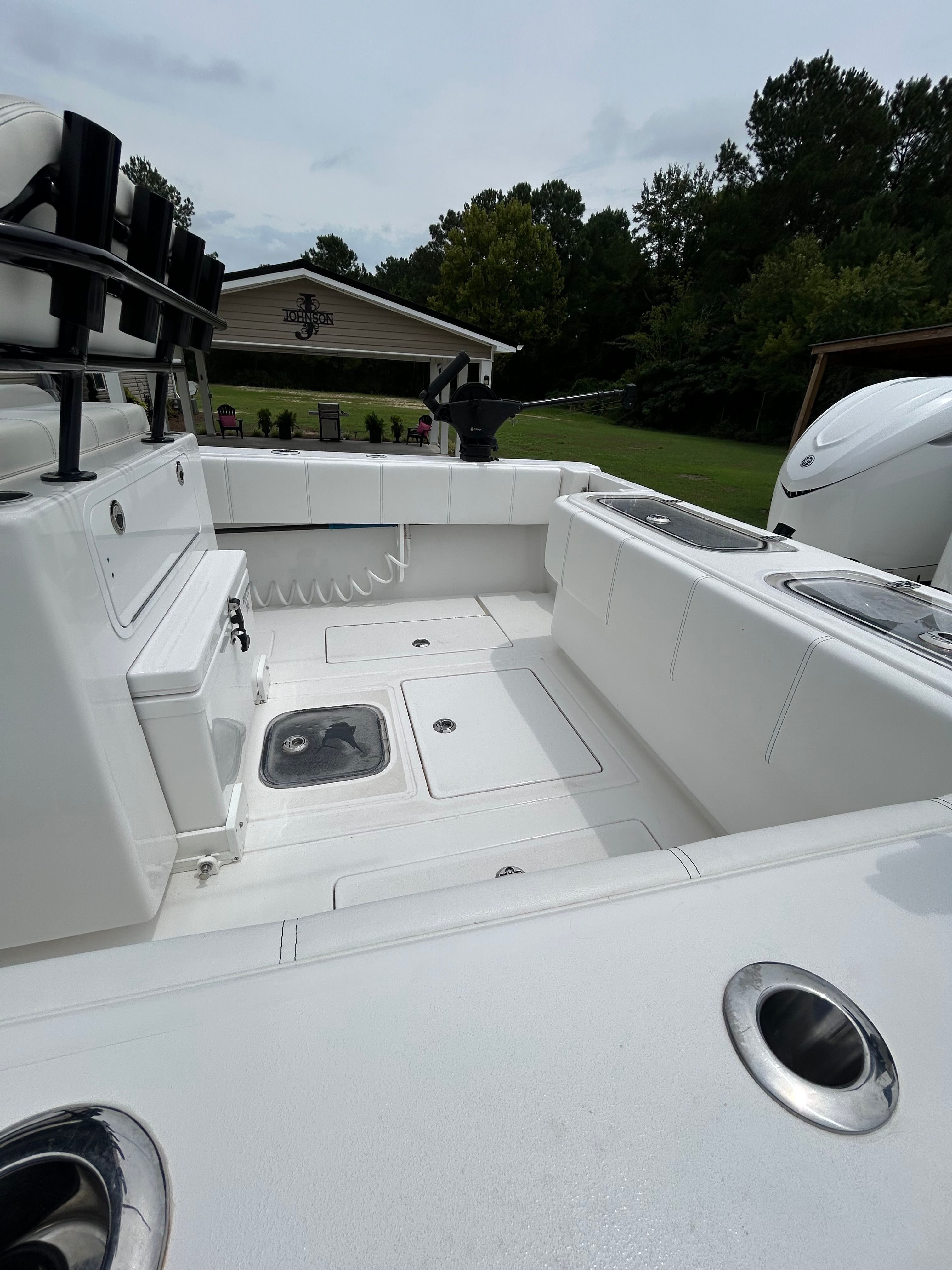 Contender 30 ST 2023: Spacious white cockpit with rod holders and storage compartments.