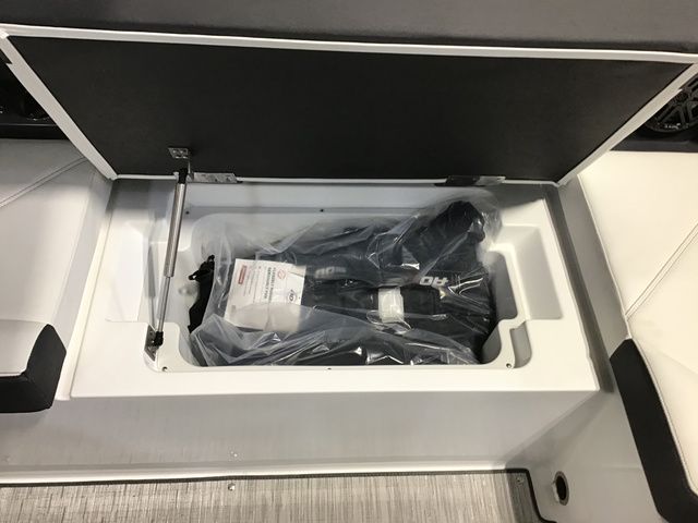2025 Cobalt R8 Outboard Coastal Edition Bowrider - 15