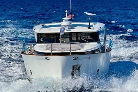 Greenline 40 Yacht 2023 on open sea.
