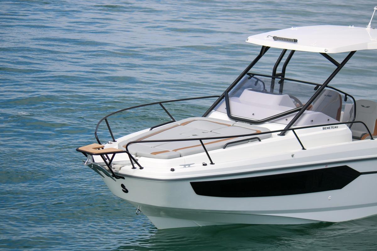 2026 Beneteau Flyer 8 SUNdeck boat on calm water, showcasing sleek design.