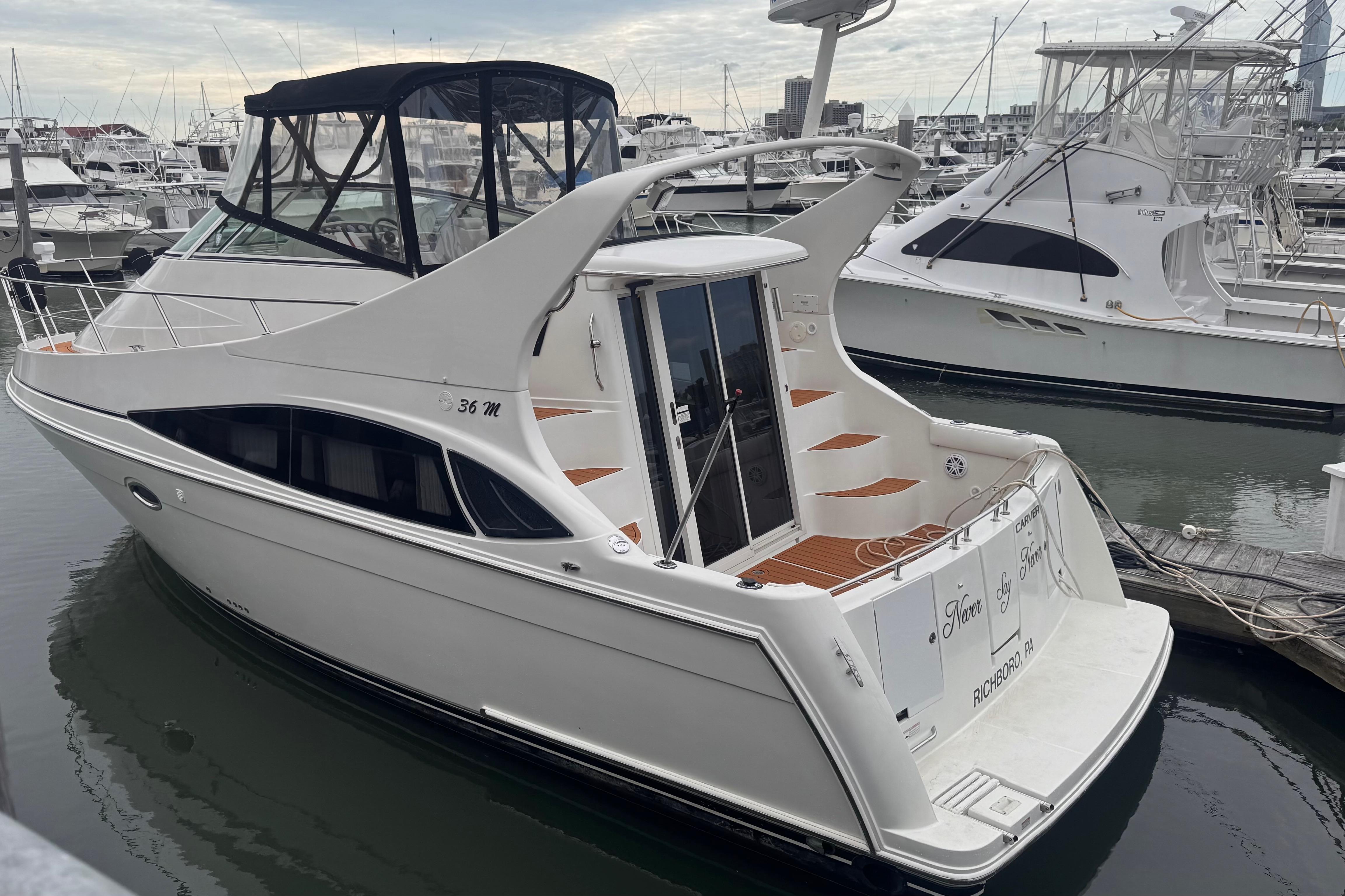 2006 Carver 36 Mariner