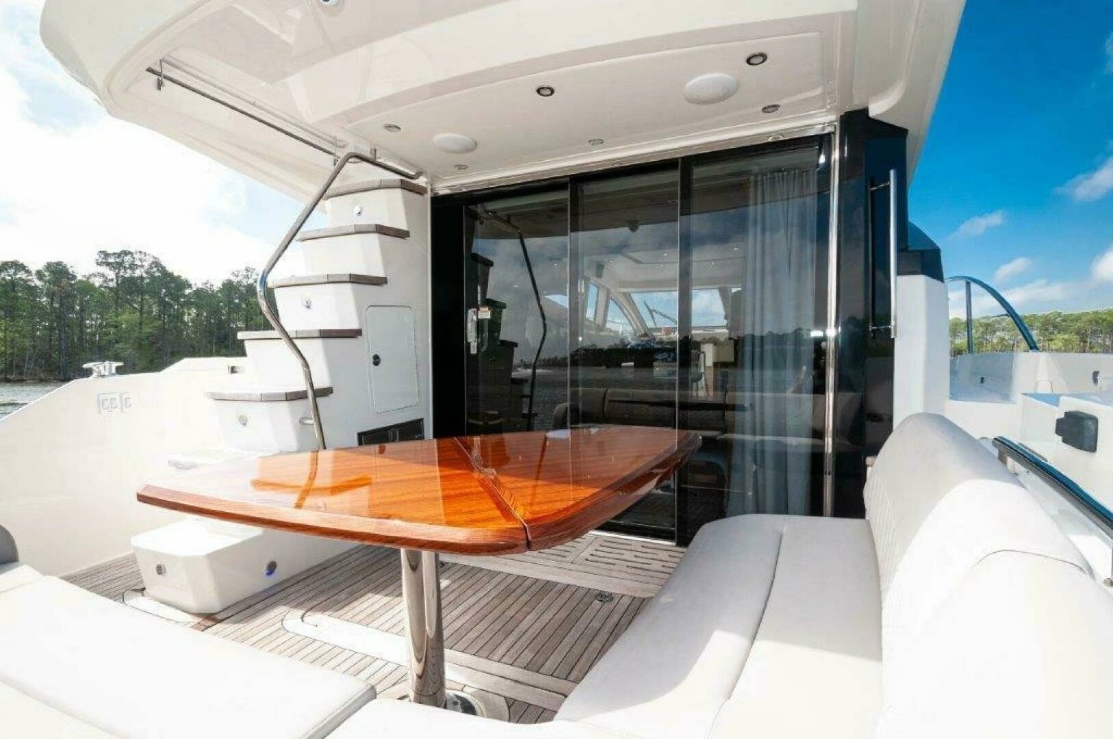 2018 Sea Ray L550 Flybridge - Image 3