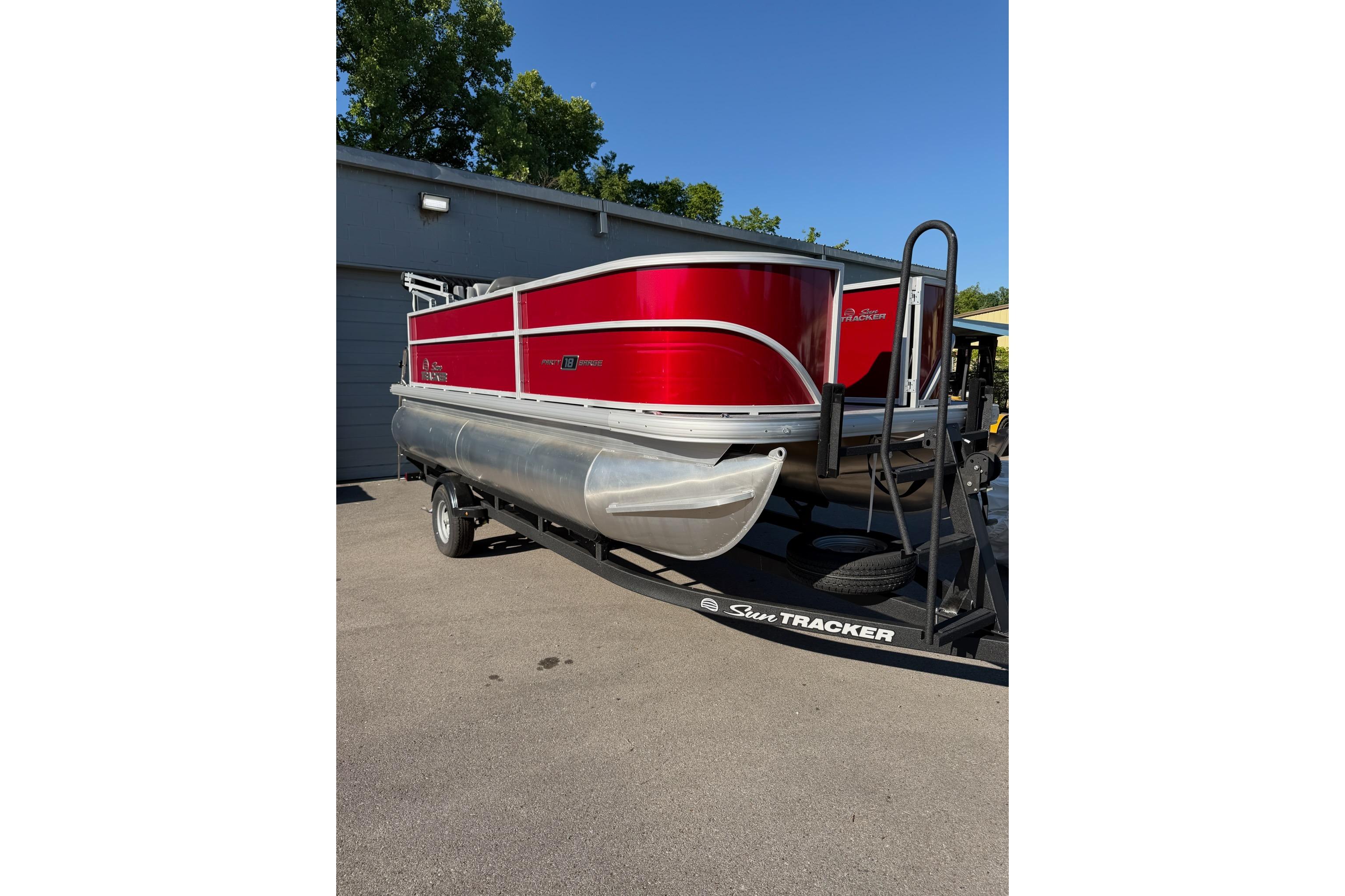 2026 Sun Tracker Party Barge 18 DLX