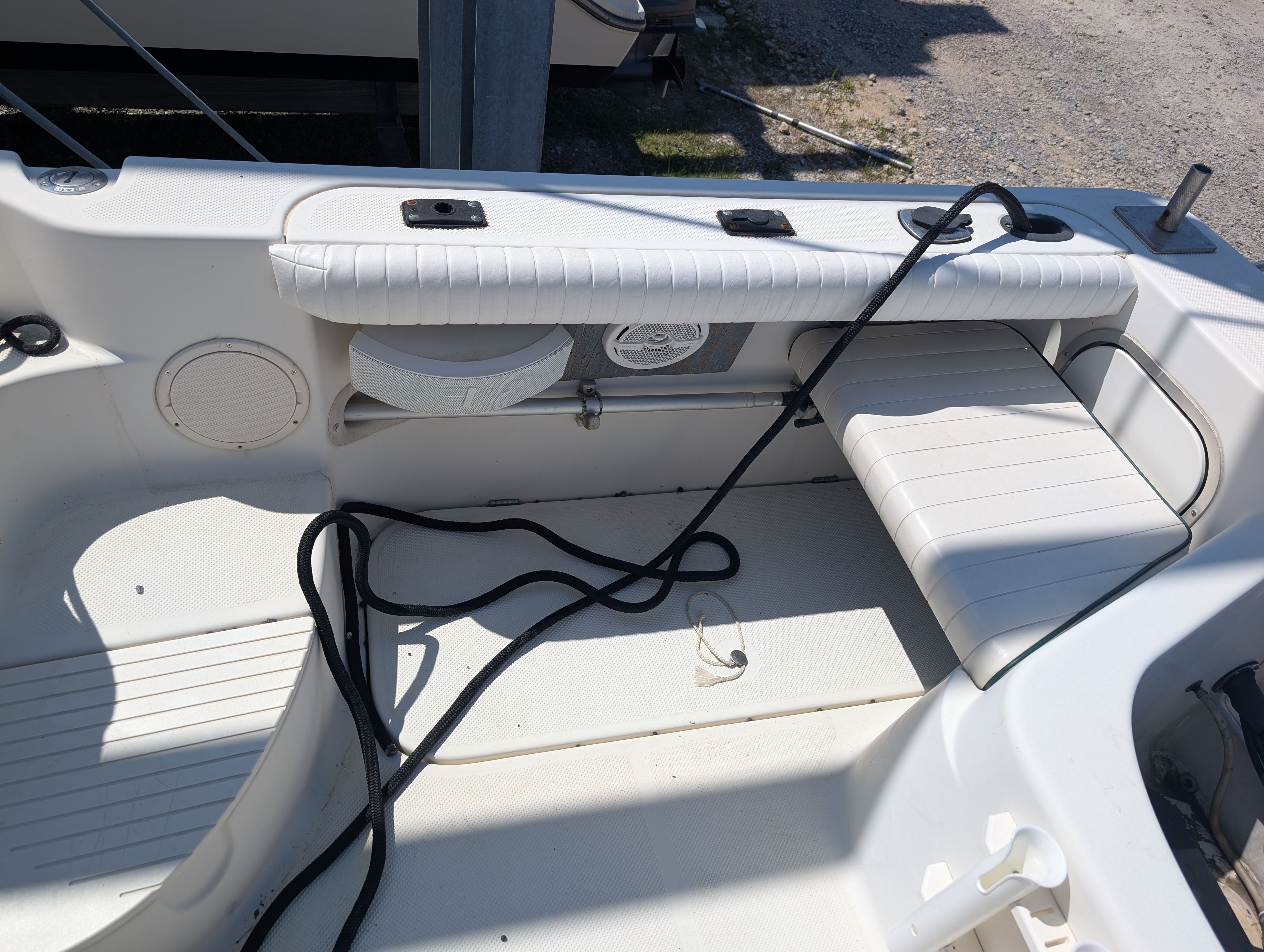 The image shows the cockpit of a 2001 Trophy Bayliner boat with white upholstery and ropes.