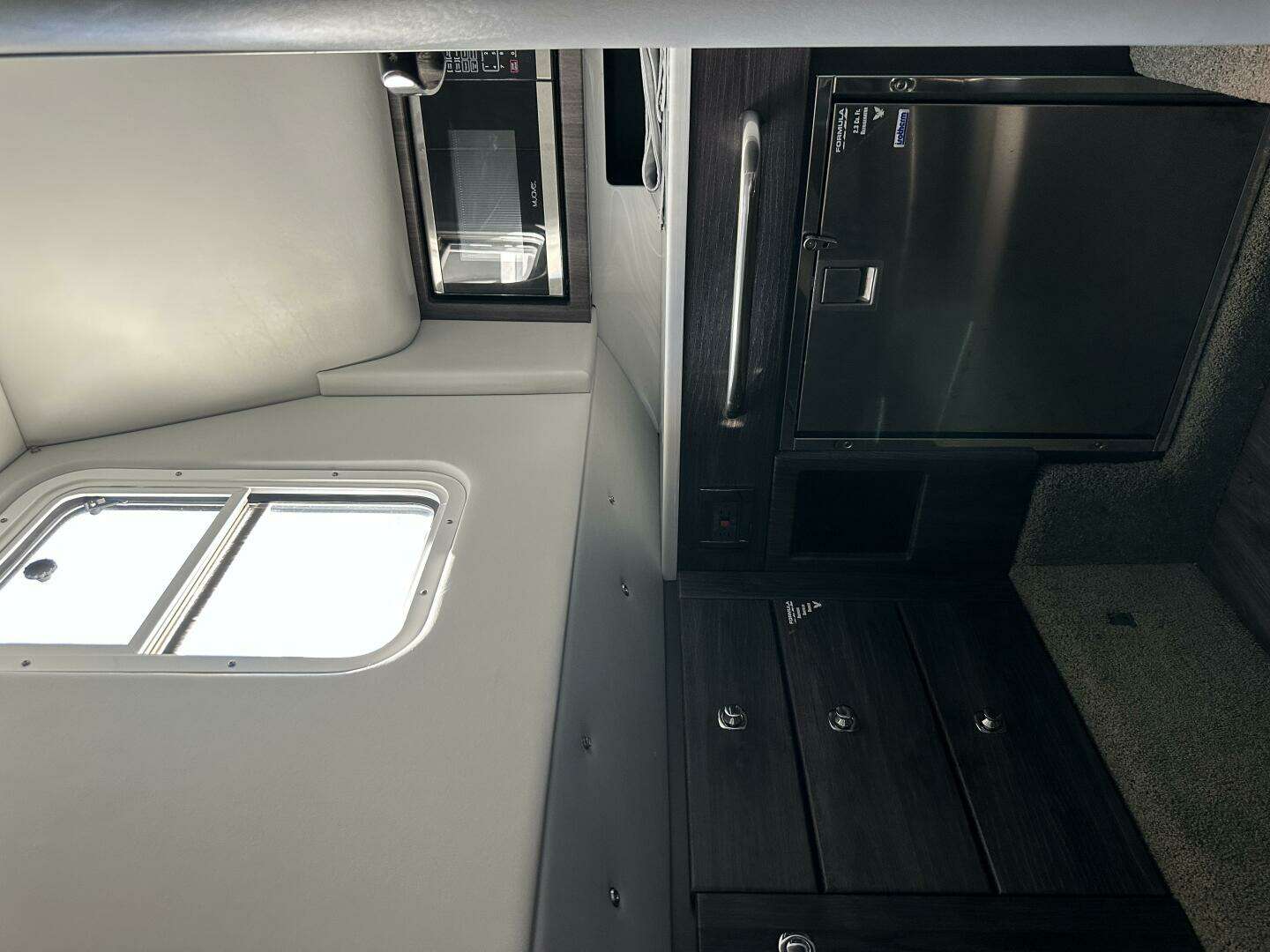 2021 Formula 350 Crossover Bowrider OB - Image 28