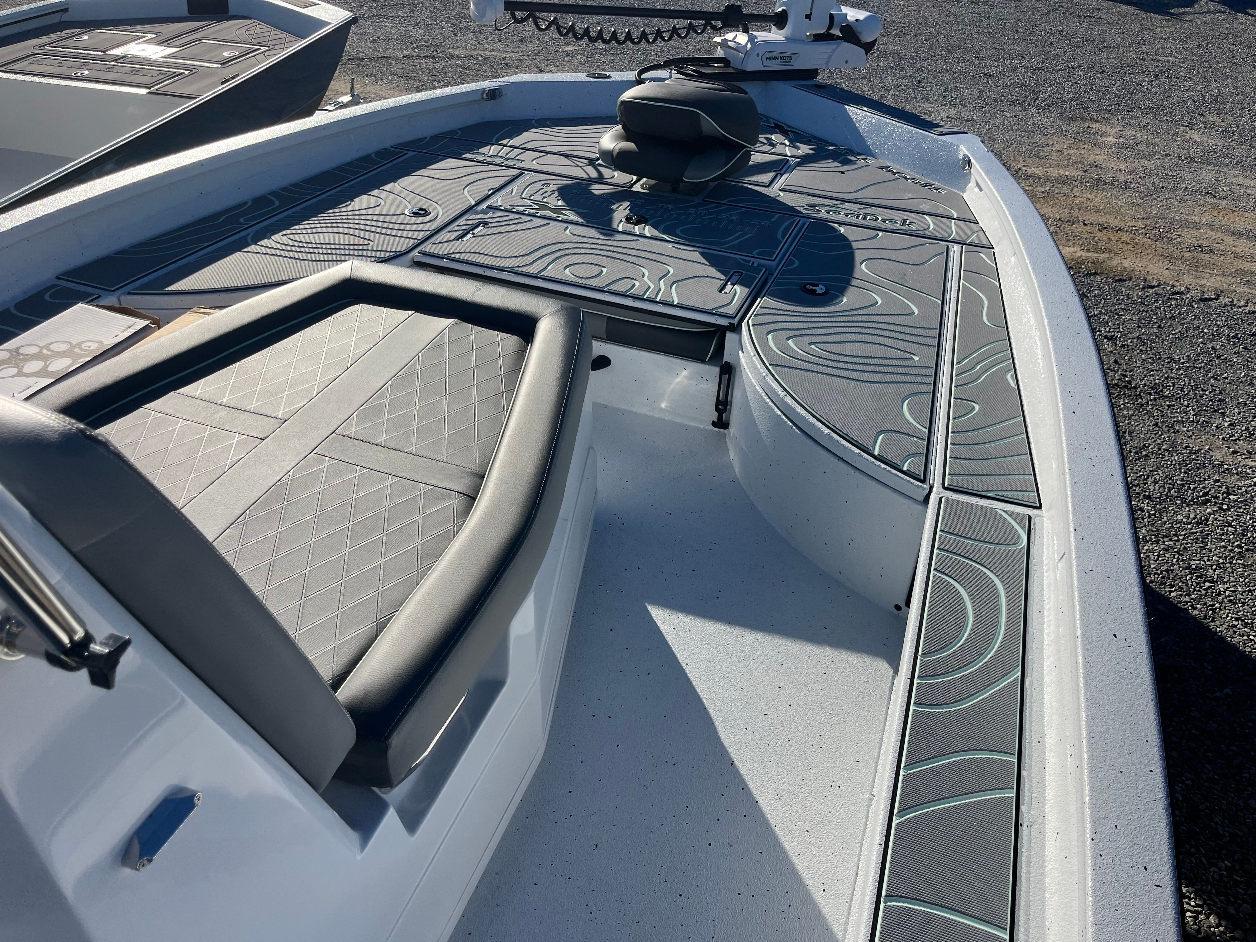 2024 Xpress X23B Bay Lounge boat with stylish deck design.