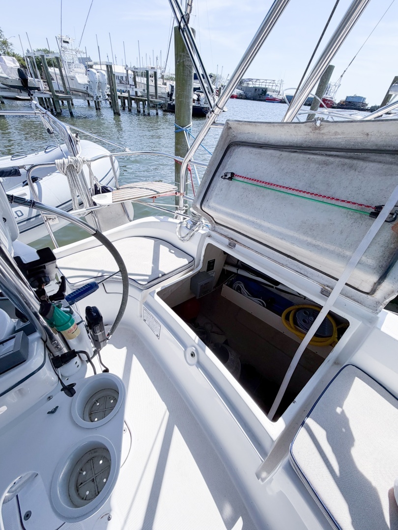 2005 Hunter 36 - Image 30
