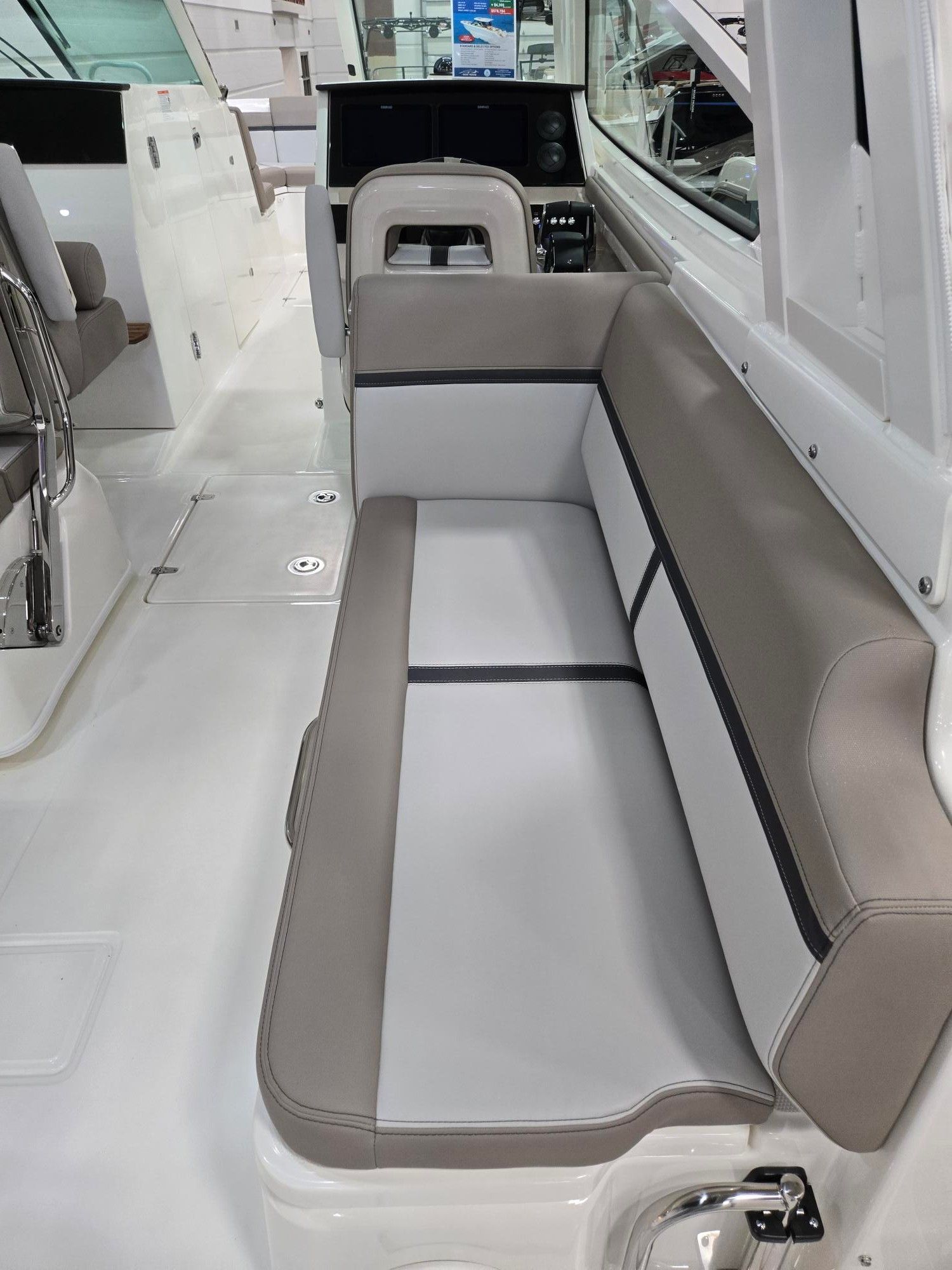 2026 Boston Whaler 330 Vantage - 36