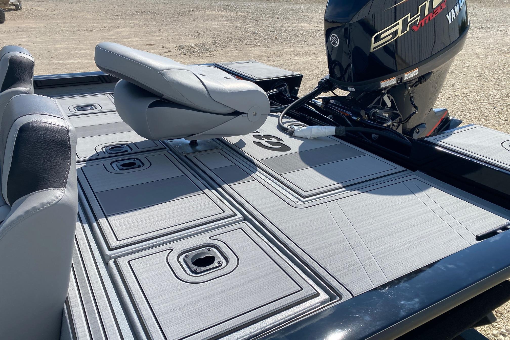 2026 G3 Sportsman 1710SE boat deck with Yamaha engine, featuring sleek seating and storage compartments.