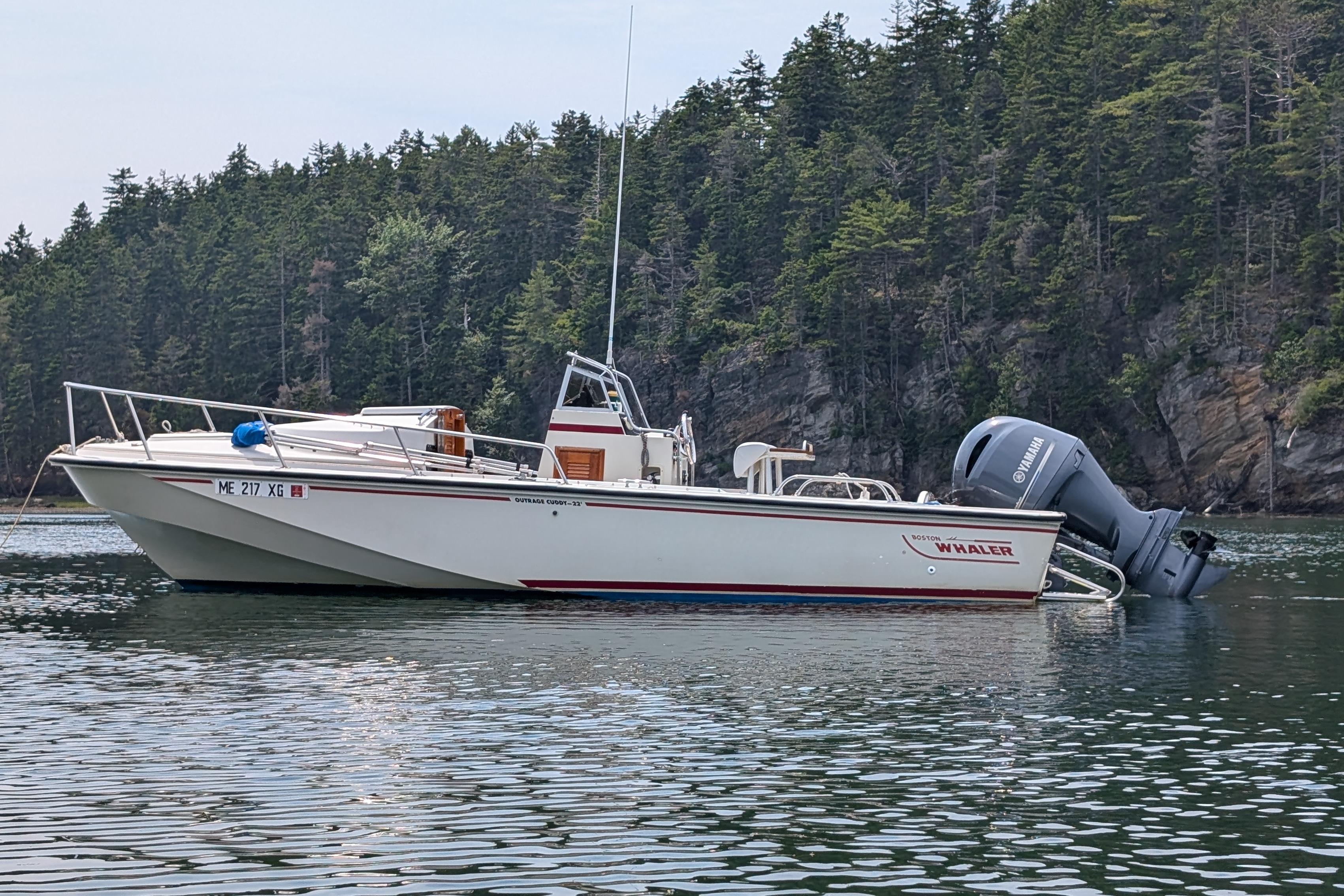 1990 Boston Whaler OUTRAGE CUDDY