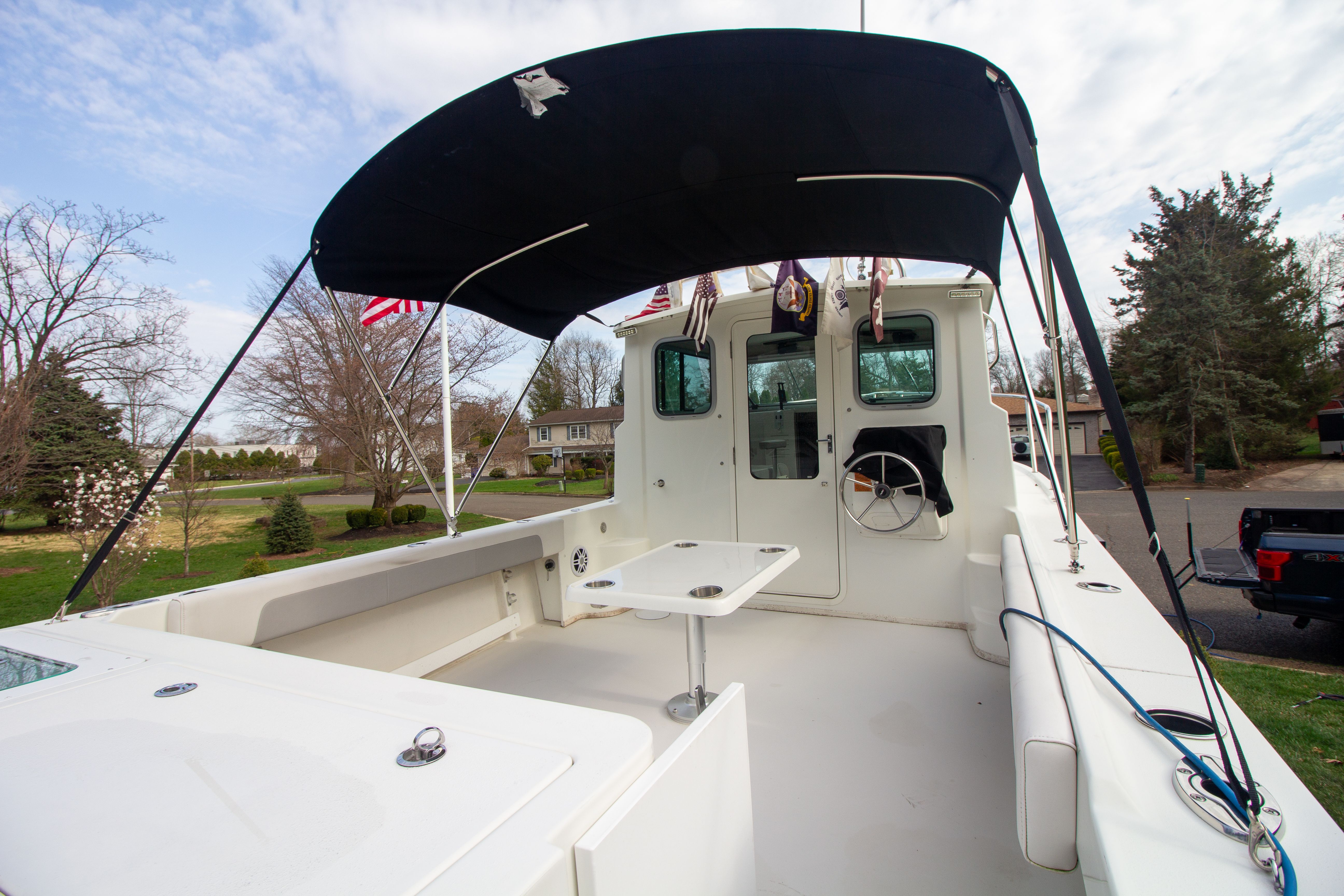 Parker 2520 XLD Sport Cabin 2022 with covered cockpit and table.