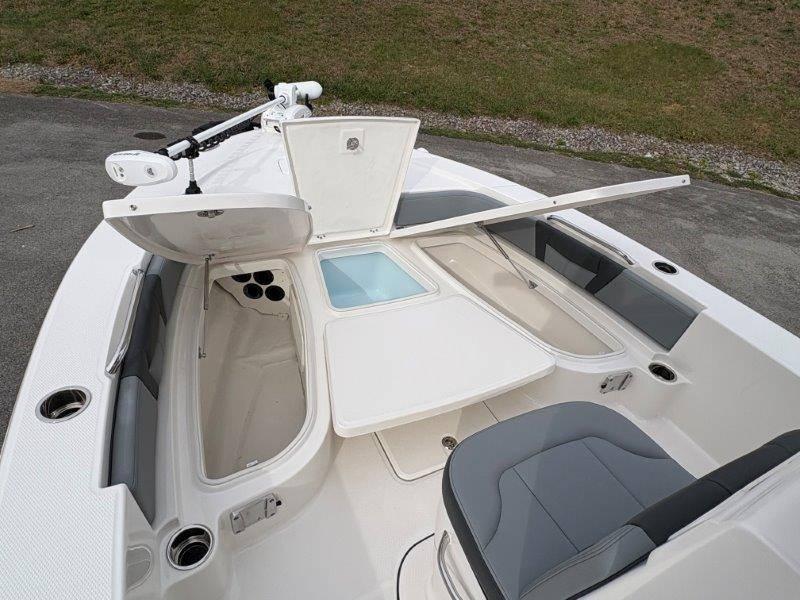 2025 Robalo 226 Cayman - 25