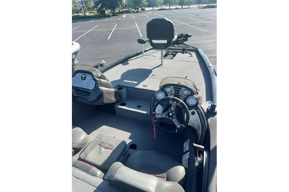 2023 Tracker Pro Team 195 TXW Tournament Edition boat interior with steering console.