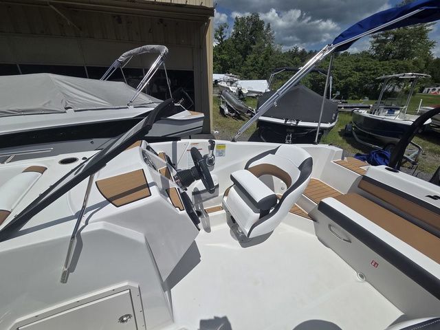 2026 Starcraft SVX OB 190 DC OB w/140hp and Trailer - 31