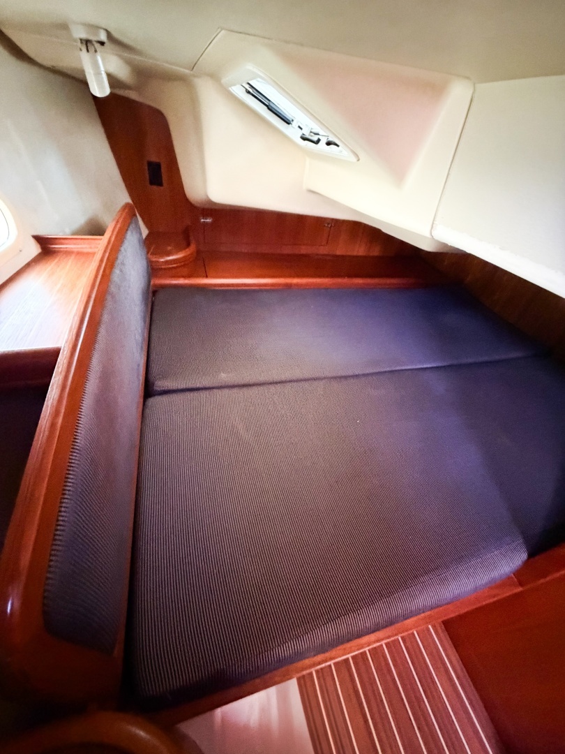 2005 Hunter 36 - Image 42