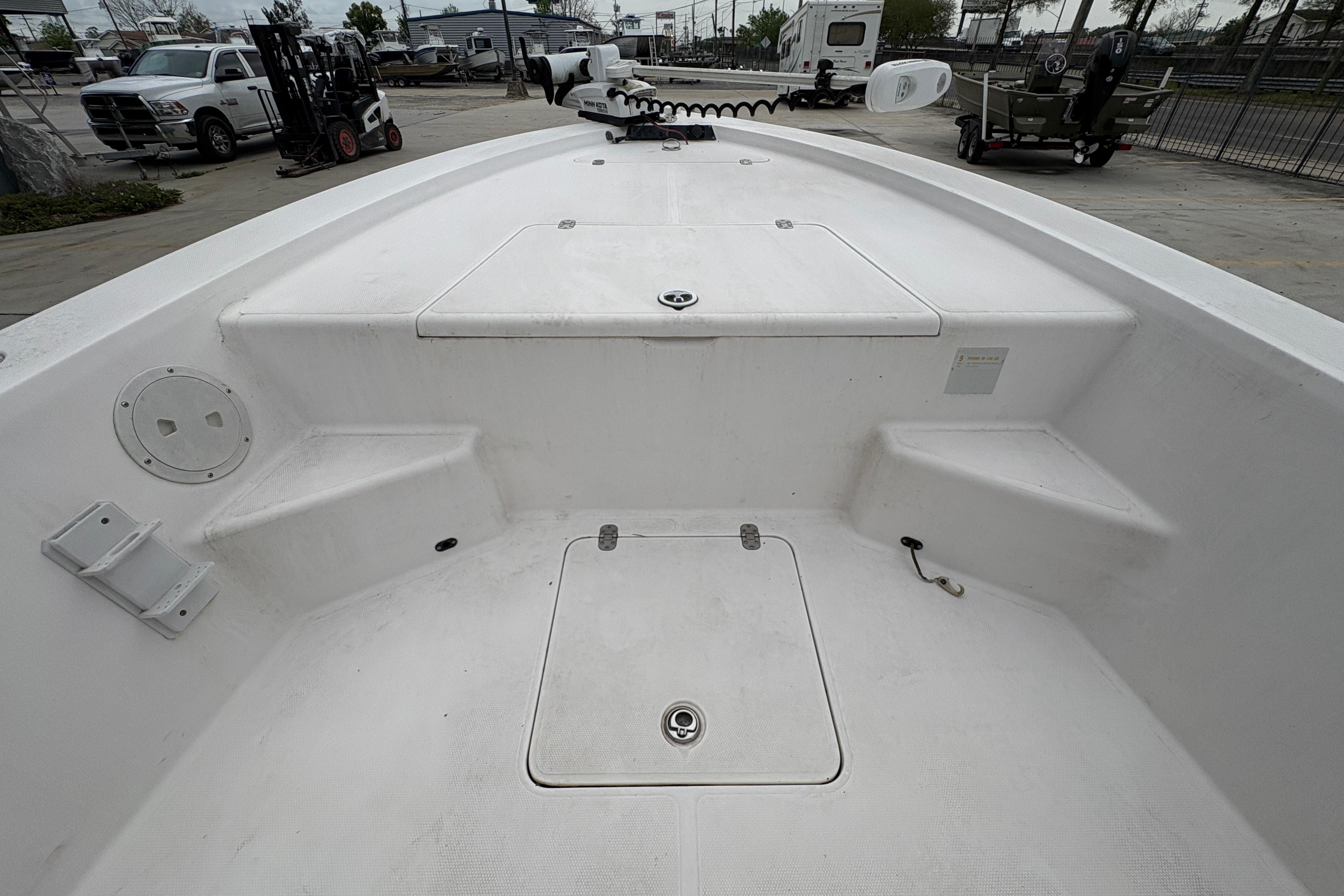 Kenner 21 VISION 2000 boat interior, featuring spacious deck and storage compartments.