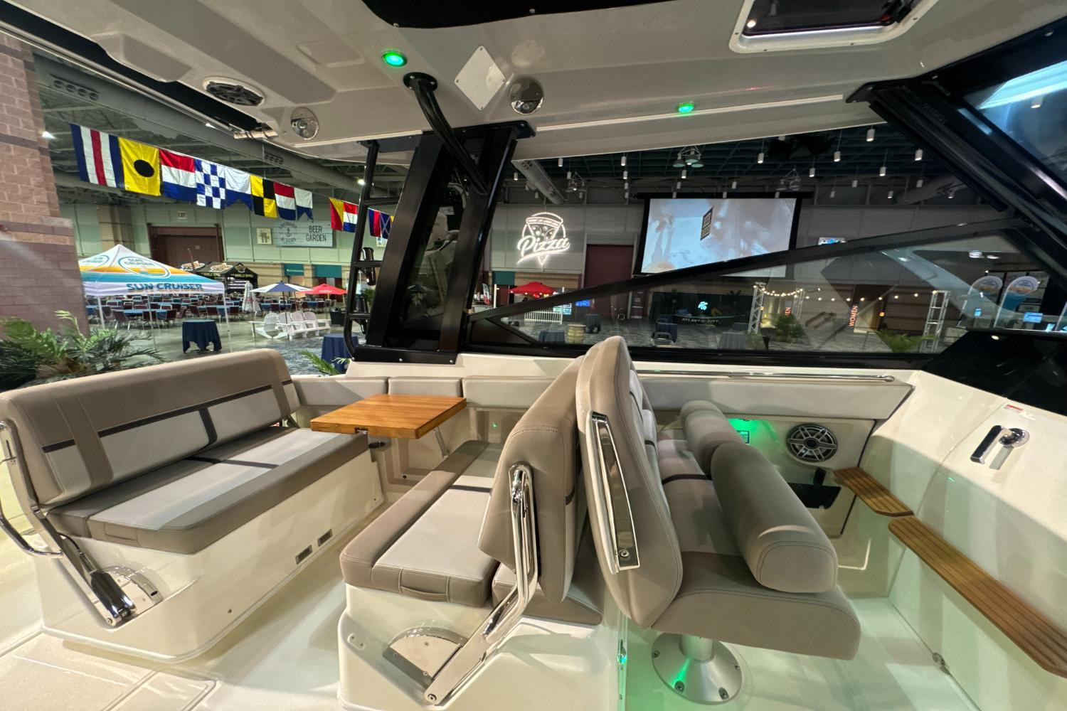 2025 Boston Whaler 330 Vantage - 18