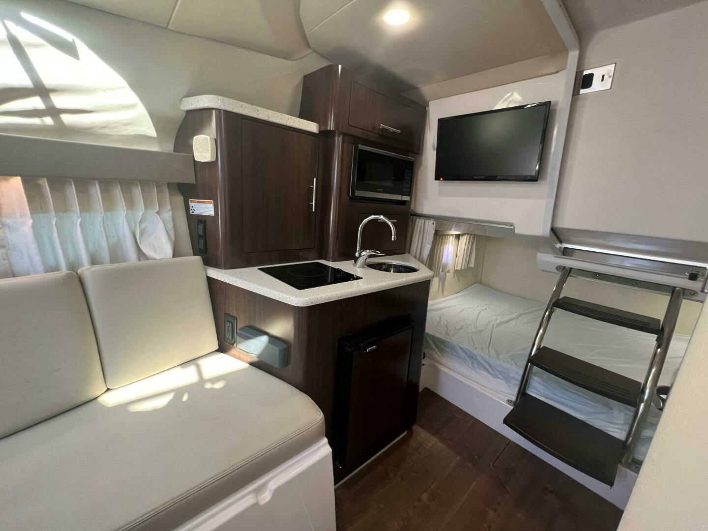 2018 Regal 28 Express - Image 14