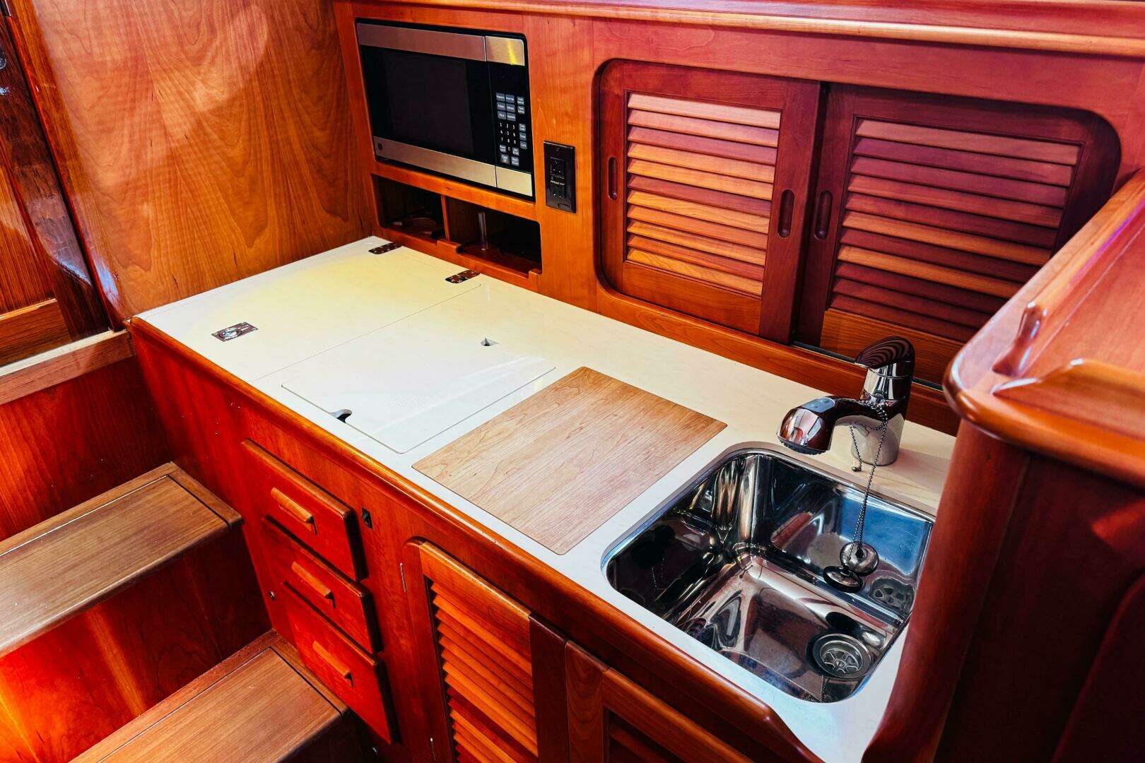 2012 Hinckley Picnic Boat MKIII - Image 10