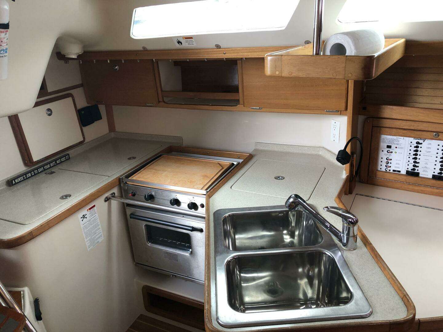2005 Catalina 320 - Image 26