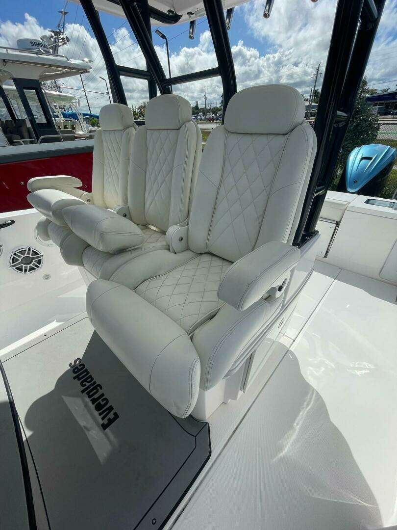 2022 Everglades 335 Center Console - Image 20