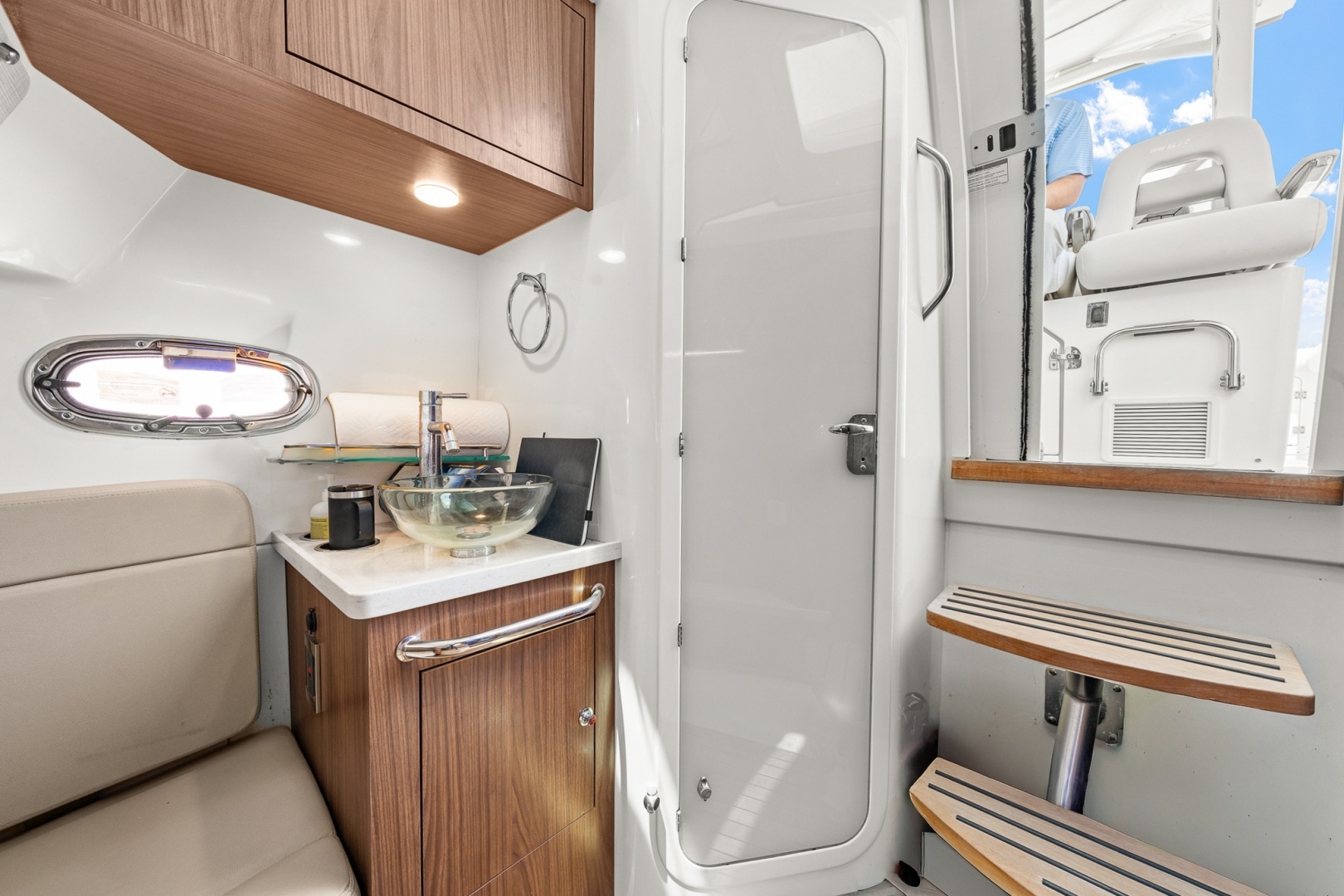 2018 Boston Whaler 380 Outrage - Image 18