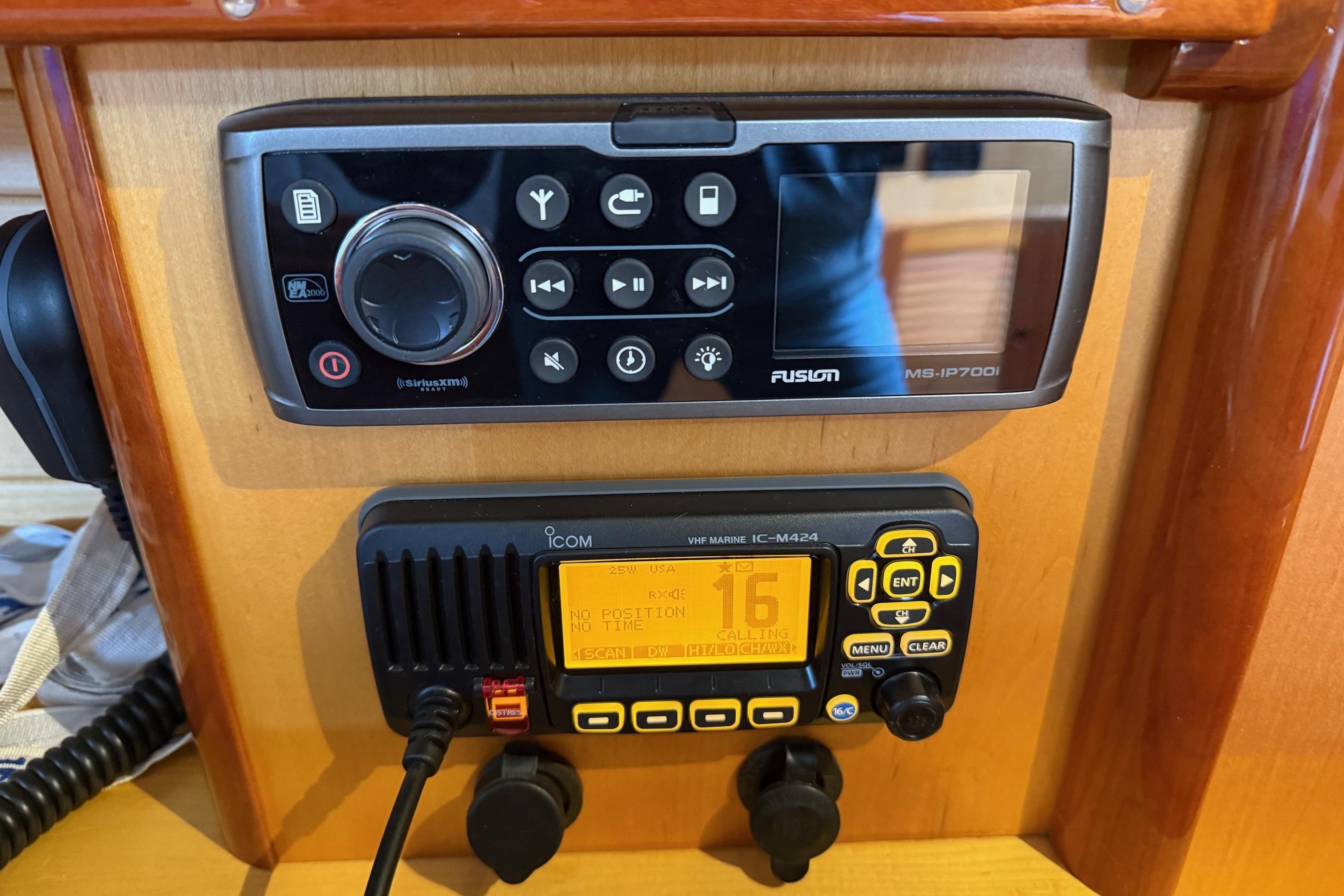 Hinckley DS 42 2015 boat dashboard with Fusion and Icom marine radios.