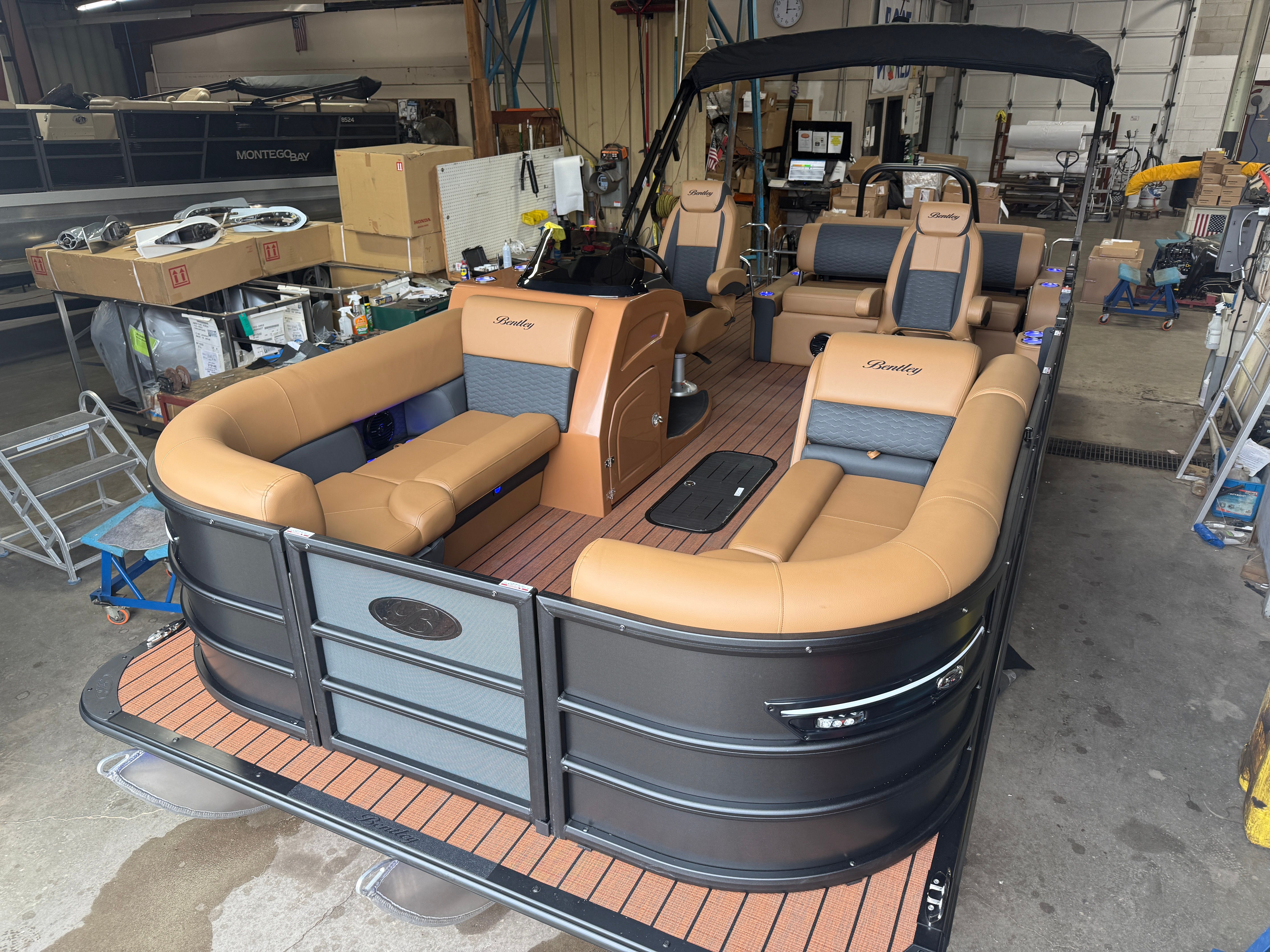 2026 Bentley Pontoons Elite 300HP 253 Swingback Tritoon