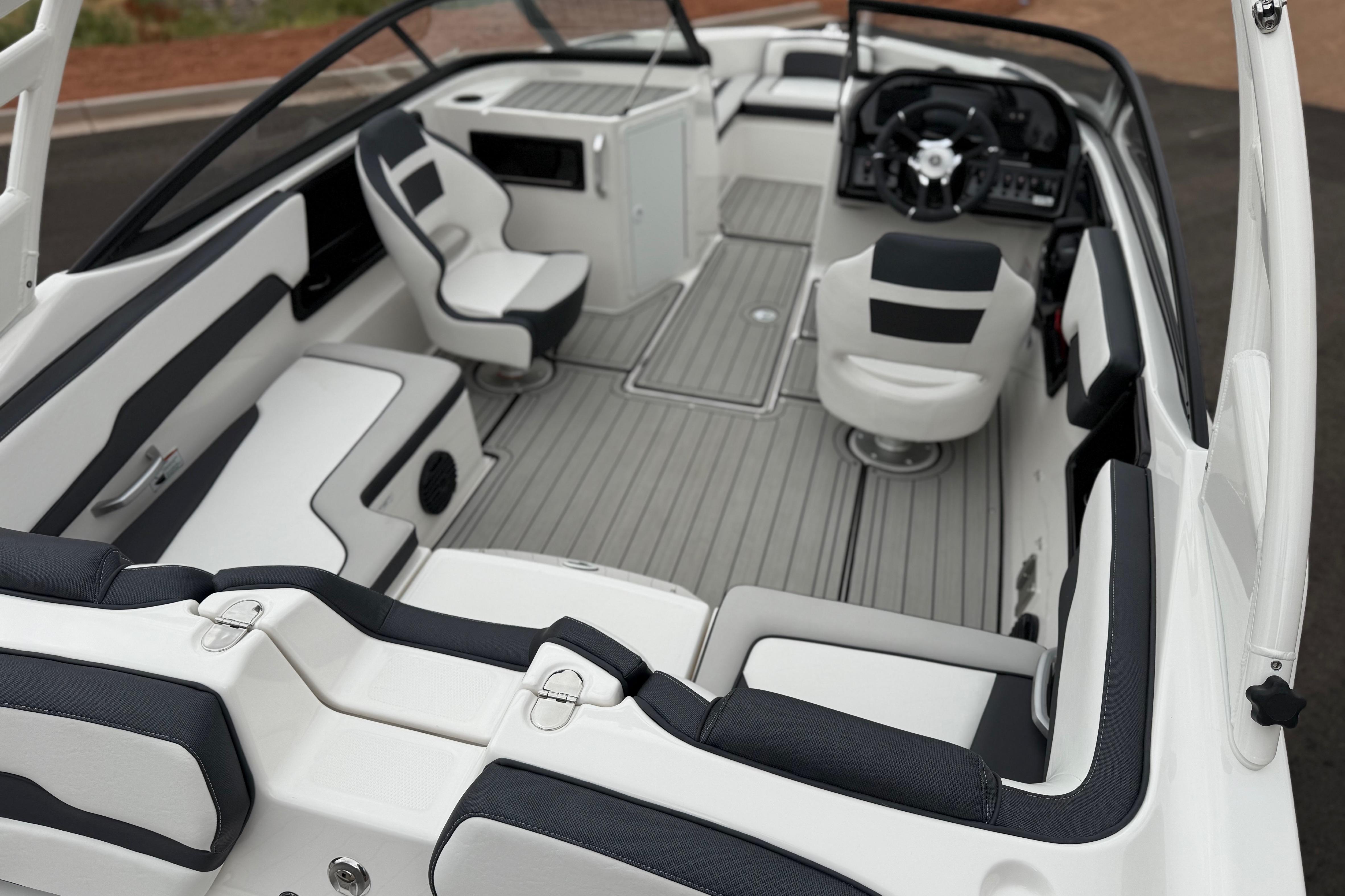 2025 Yamaha Boats 195S interior, featuring sleek seating and modern dashboard design.