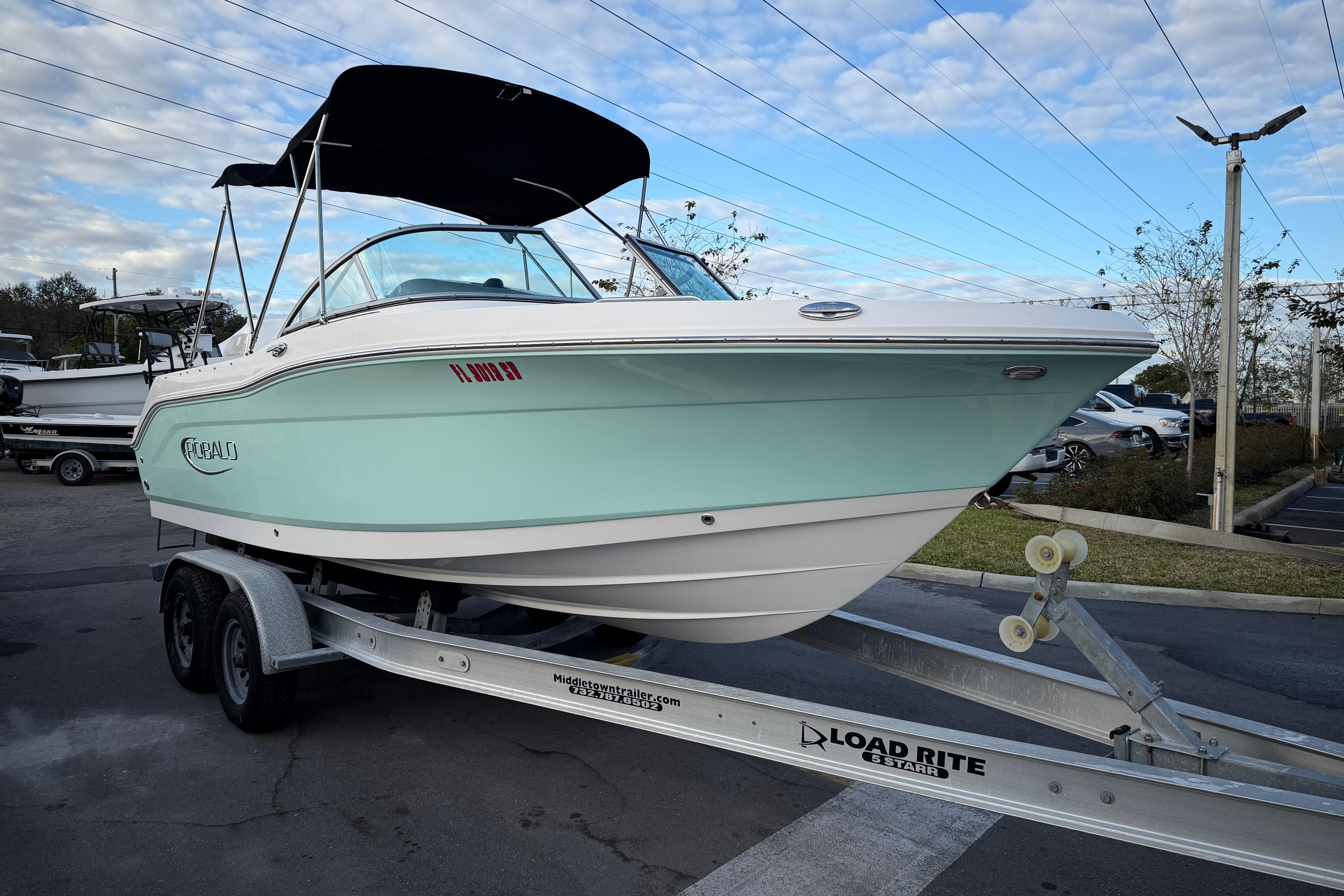 2020 Robalo R207 Dual Console