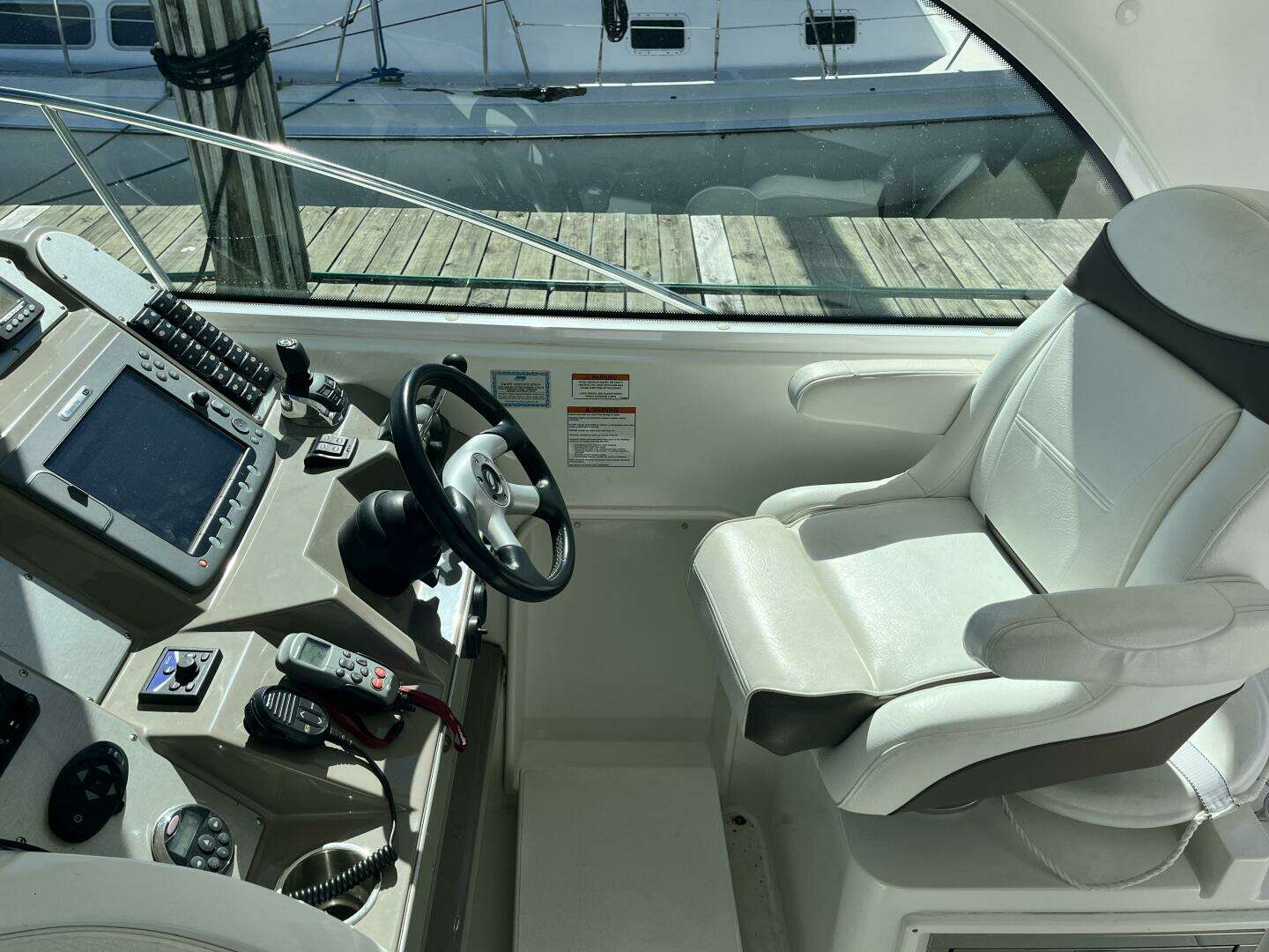 2008 Cruisers Yachts 390 Sport Coupe - Image 11