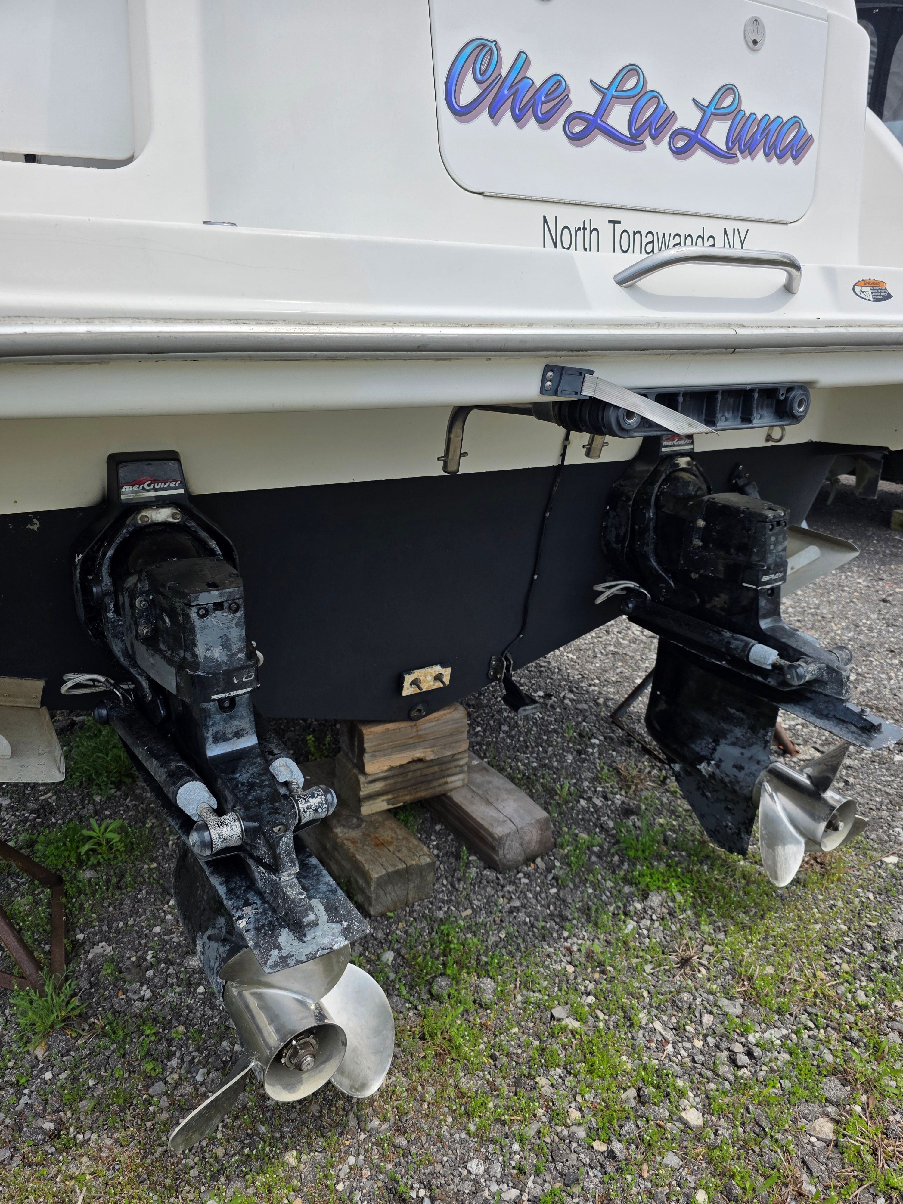 The image shows the stern of a 1999 Bayliner 3055 boat with two outboard motors.