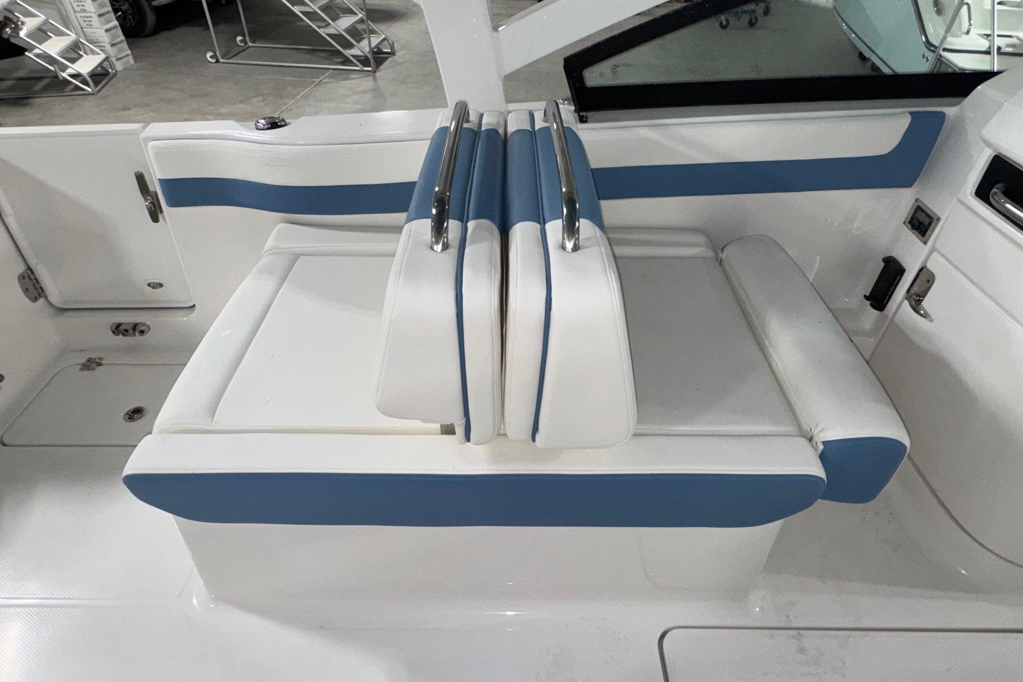 2026 Robalo R257 Dual Console - 6