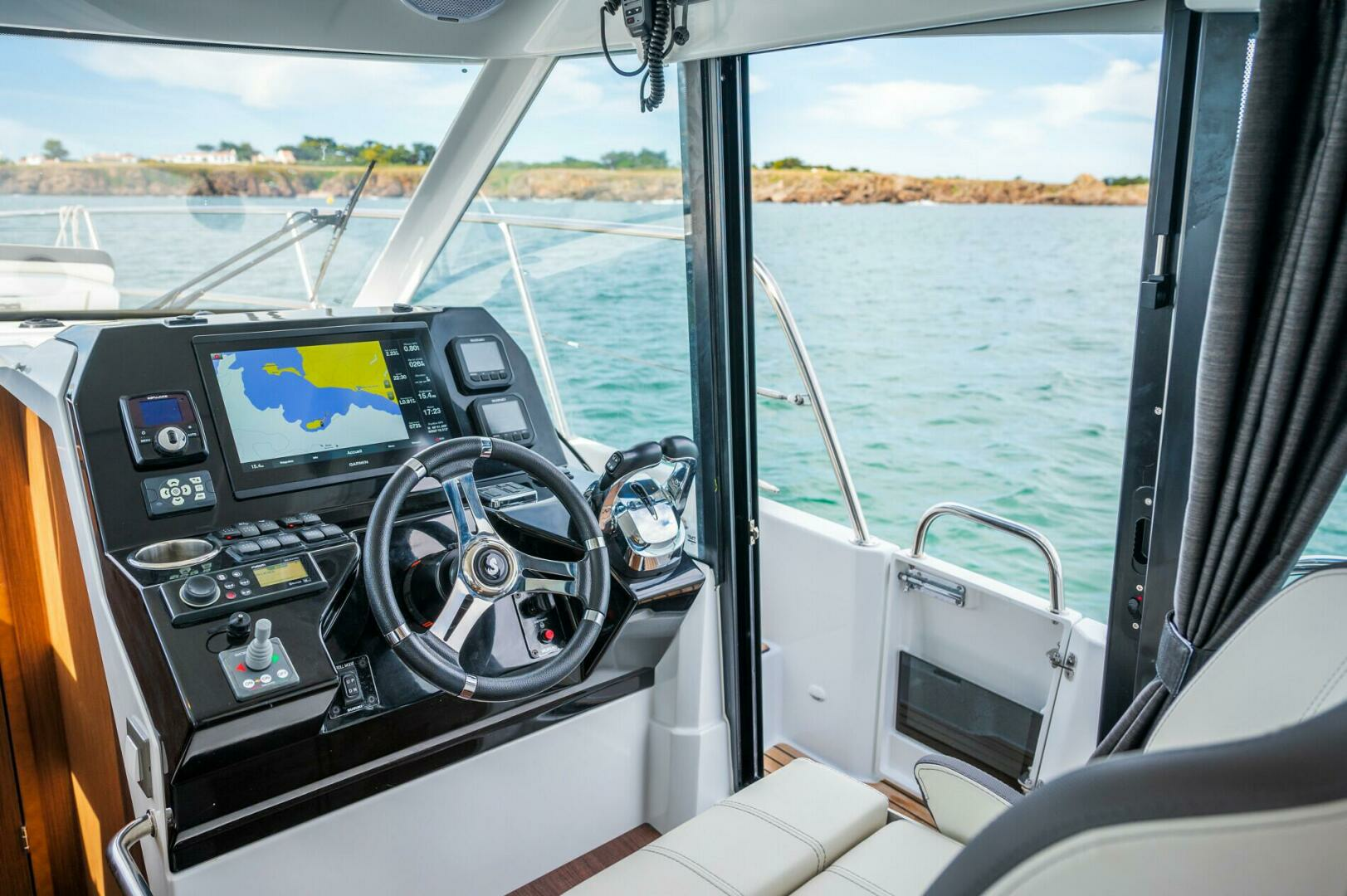 2025 Beneteau Antares 11 Fly - Image 11
