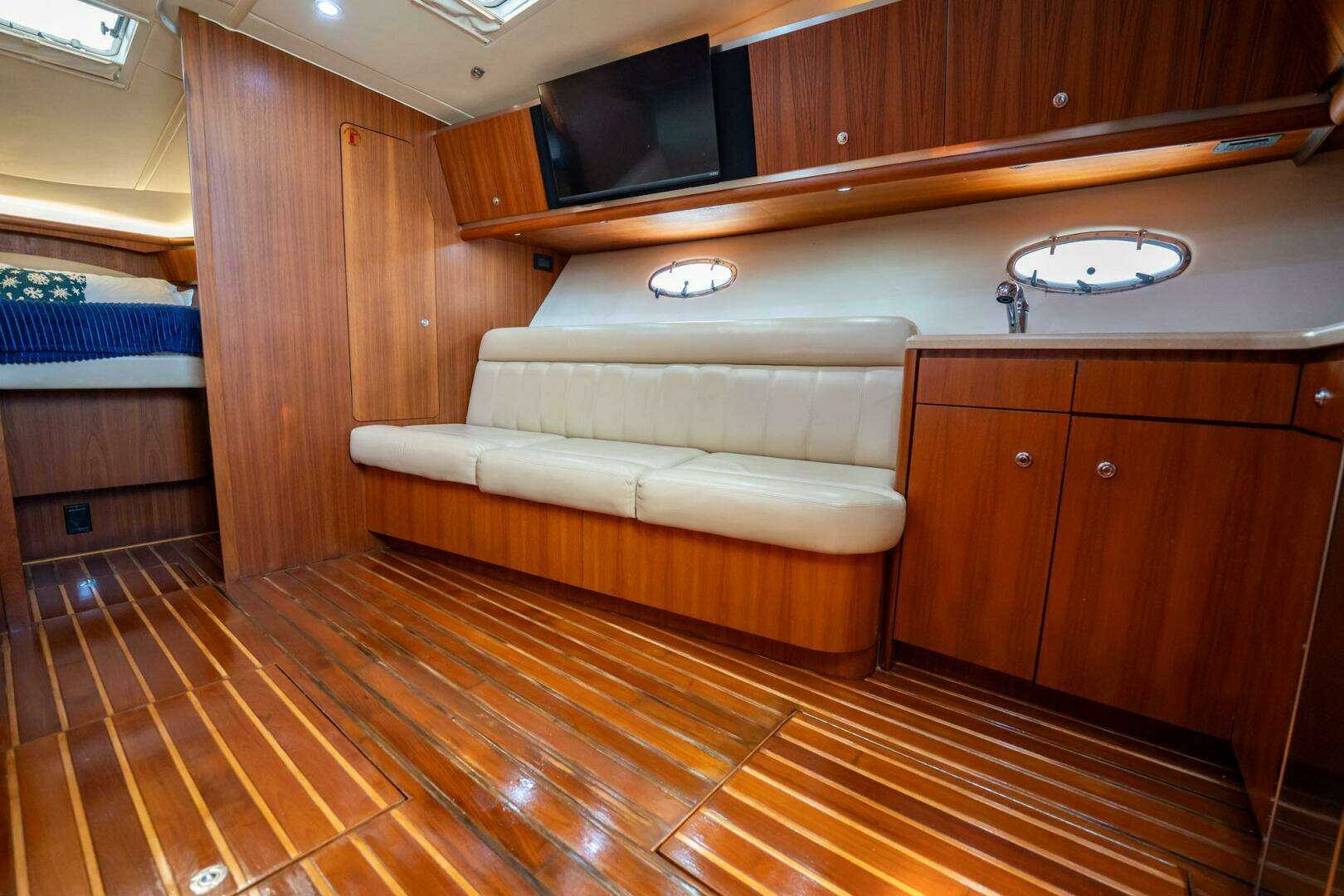 2004 Tiara Yachts 4200 Open - Image 19