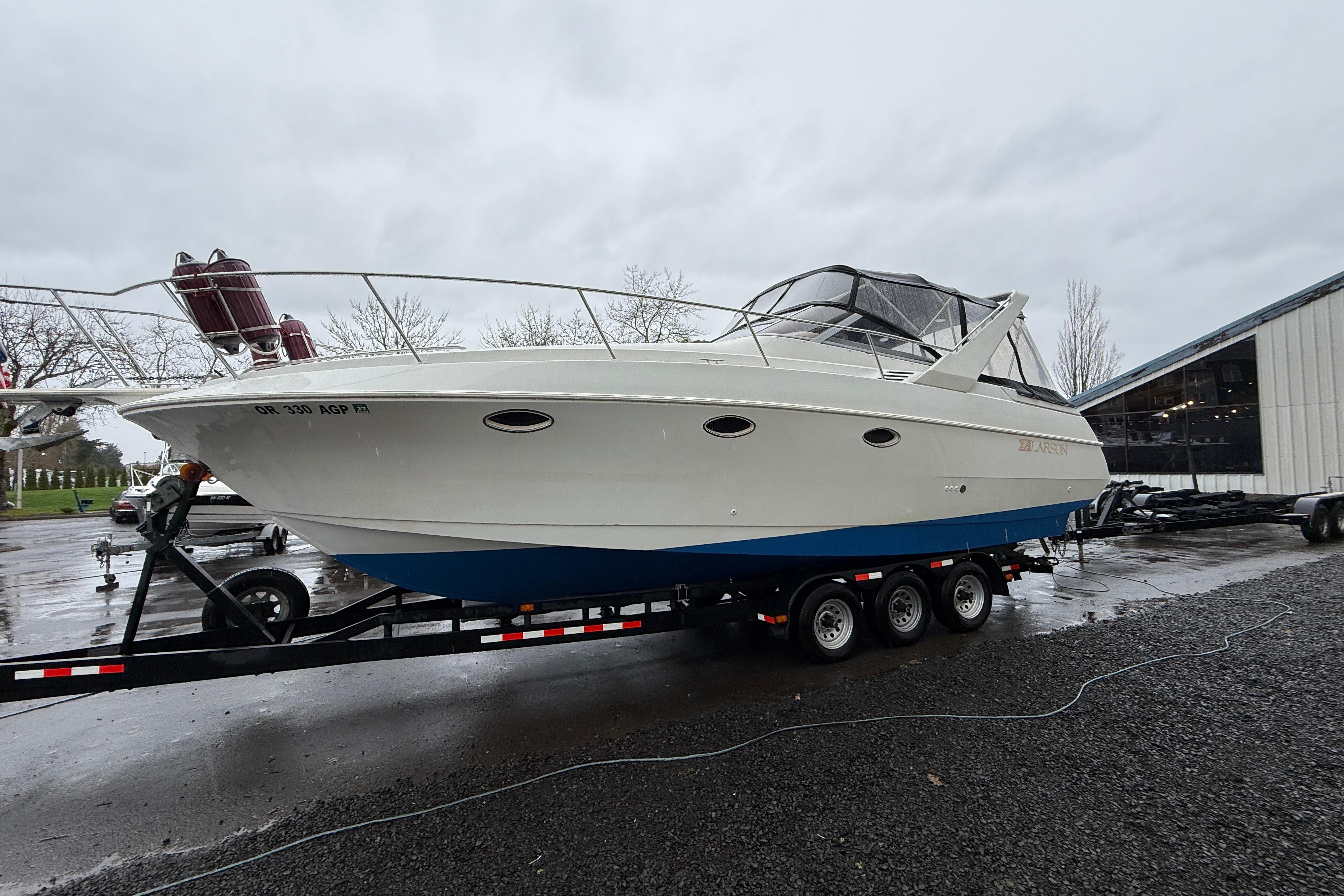 1997 Larson Cabrio 310 Mid-Cabin