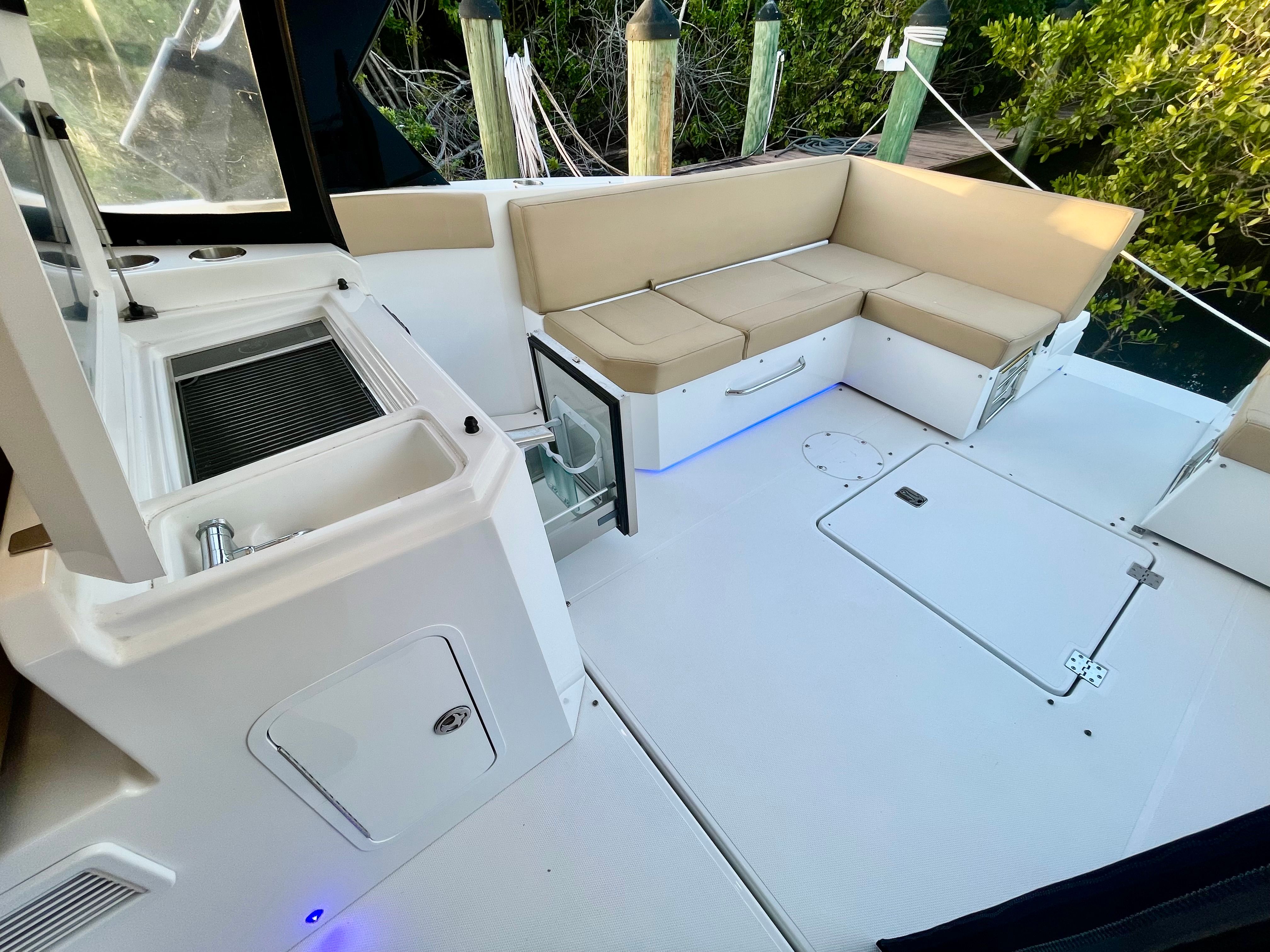 2016 Cruisers Yachts 390 Express Coupe - 16