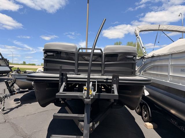 2025 Bennington M Quad Bench 24 MFB Tritoon - 4