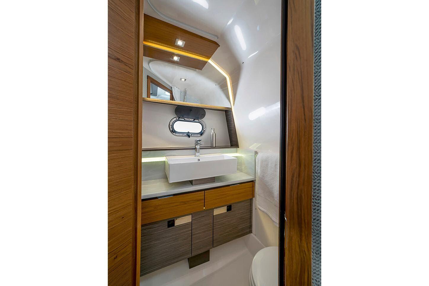 2026 Tiara Yachts 43LS - 21