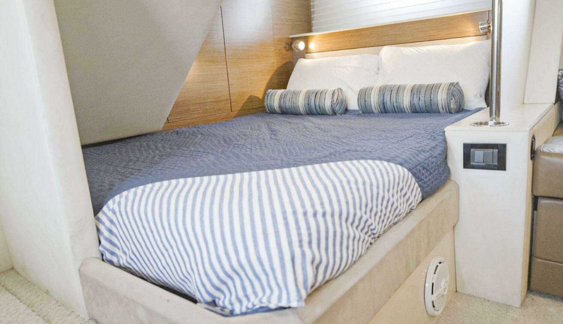 2014 Cruisers Yachts 45 Cantius - Image 59