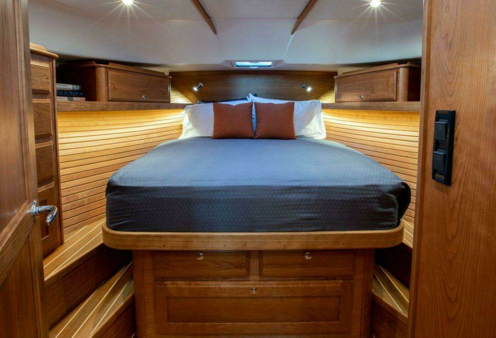 2027 Sabre 43 Salon Express - Image 27