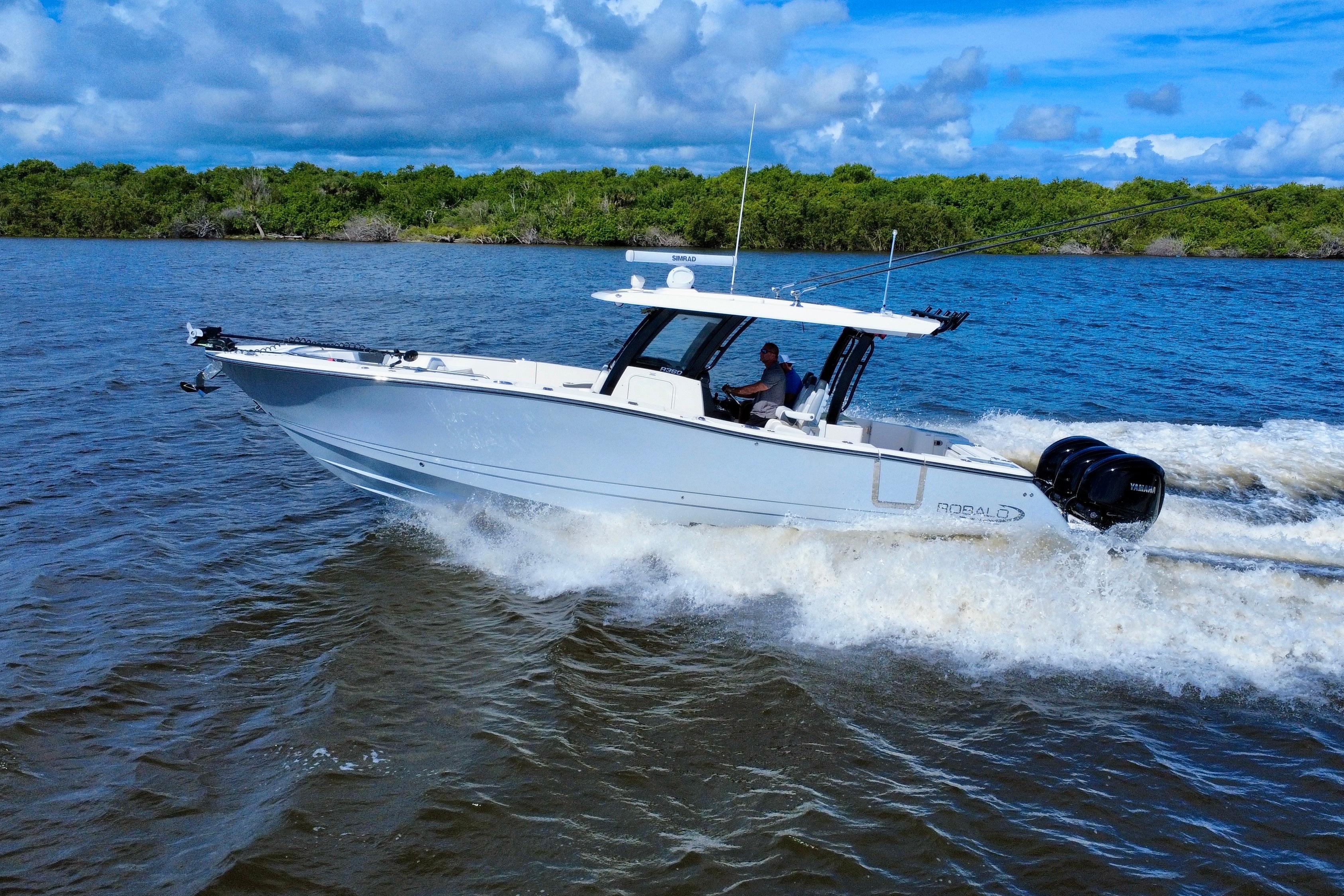2022 Robalo R360 Center Console
