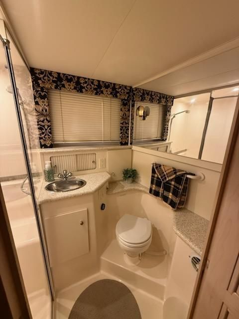 2000 Carver 356 Aft Cabin Motor Yacht - 19