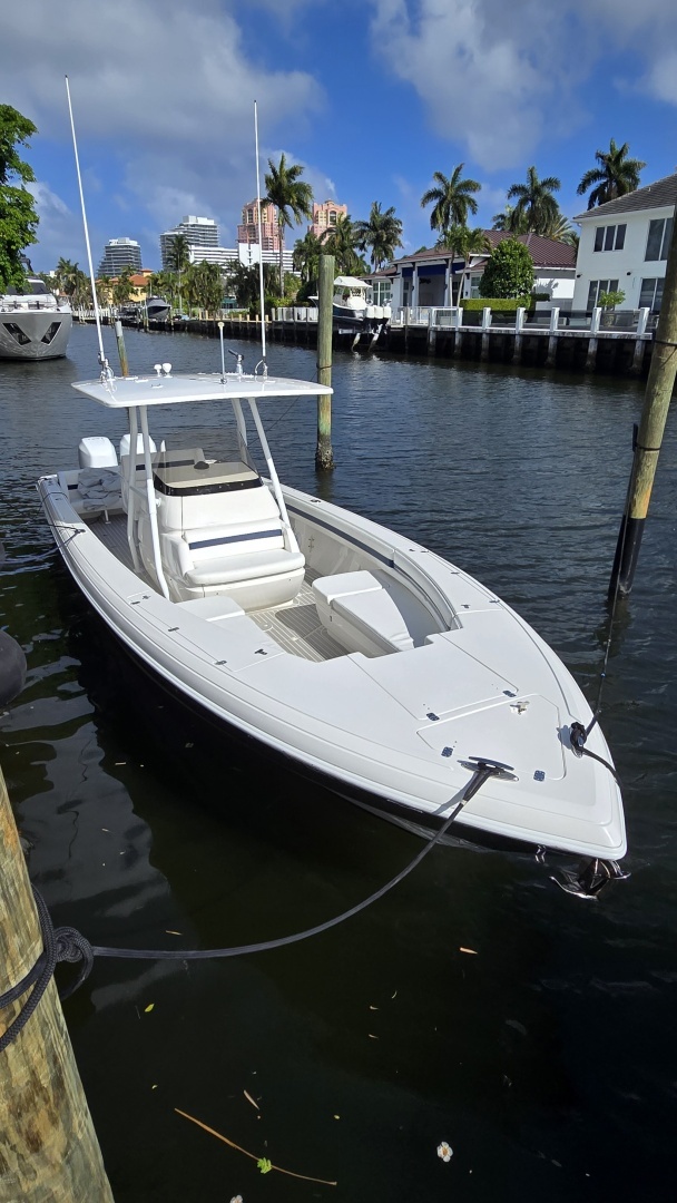 2007 Intrepid 323 Open - Image 4