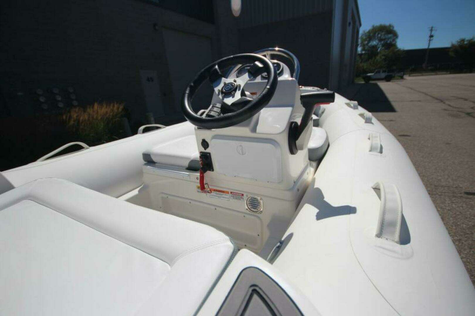 2025 Zodiac Yachtline 400 DL NEO - Image 11